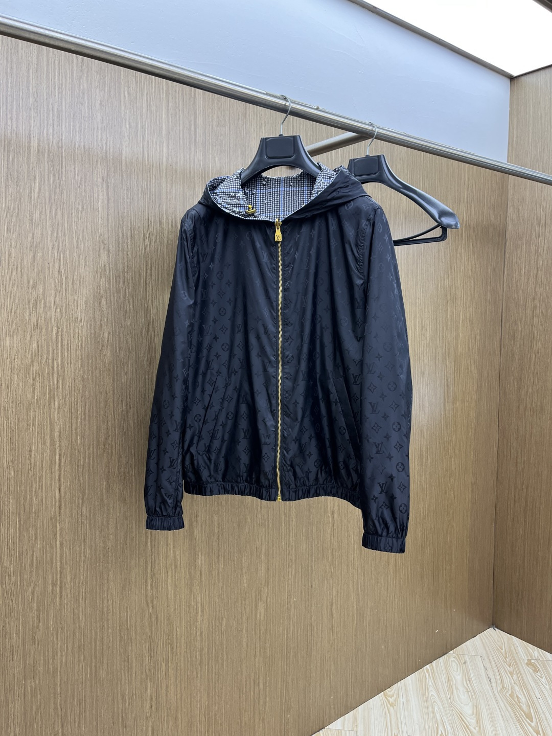 早春款 LV 🔥🔥早春系列，官网同款雨滴印花连帽双面穿尼龙夹克 男女同款双面穿连帽长袖MONOGRAM 