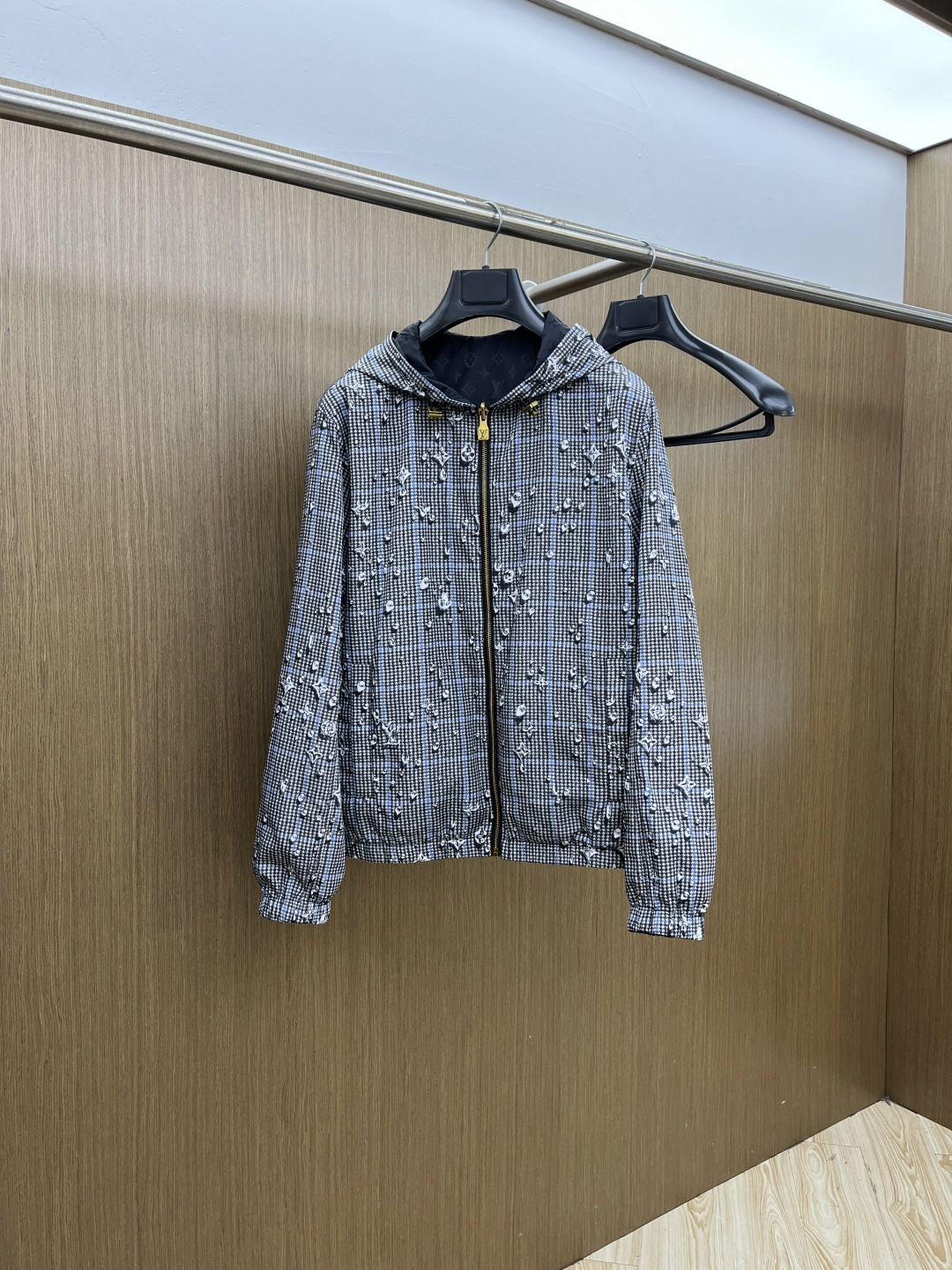 早春款 LV 🔥🔥早春系列，官网同款雨滴印花连帽双面穿尼龙夹克 男女同款双面穿连帽长袖MONOGRAM 