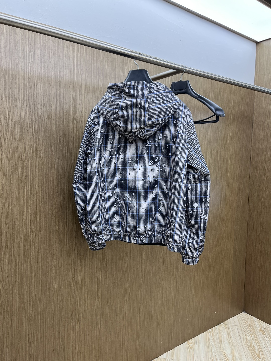 早春款 LV 🔥🔥早春系列，官网同款雨滴印花连帽双面穿尼龙夹克 男女同款双面穿连帽长袖MONOGRAM 