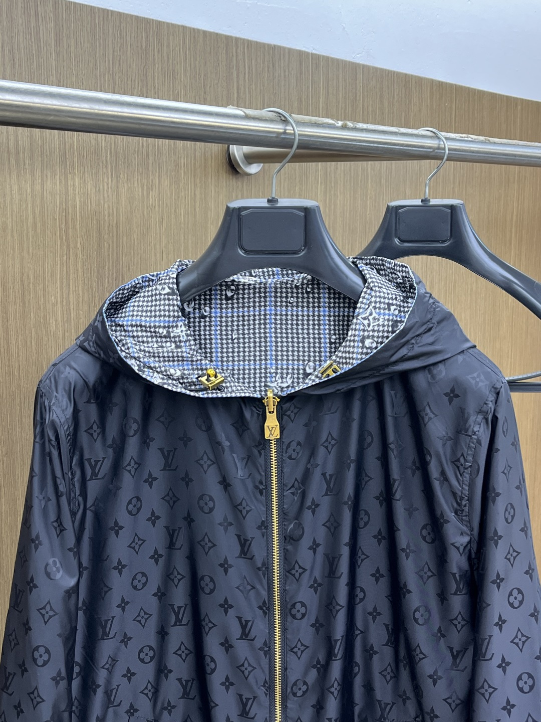 早春款 LV 🔥🔥早春系列，官网同款雨滴印花连帽双面穿尼龙夹克 男女同款双面穿连帽长袖MONOGRAM 