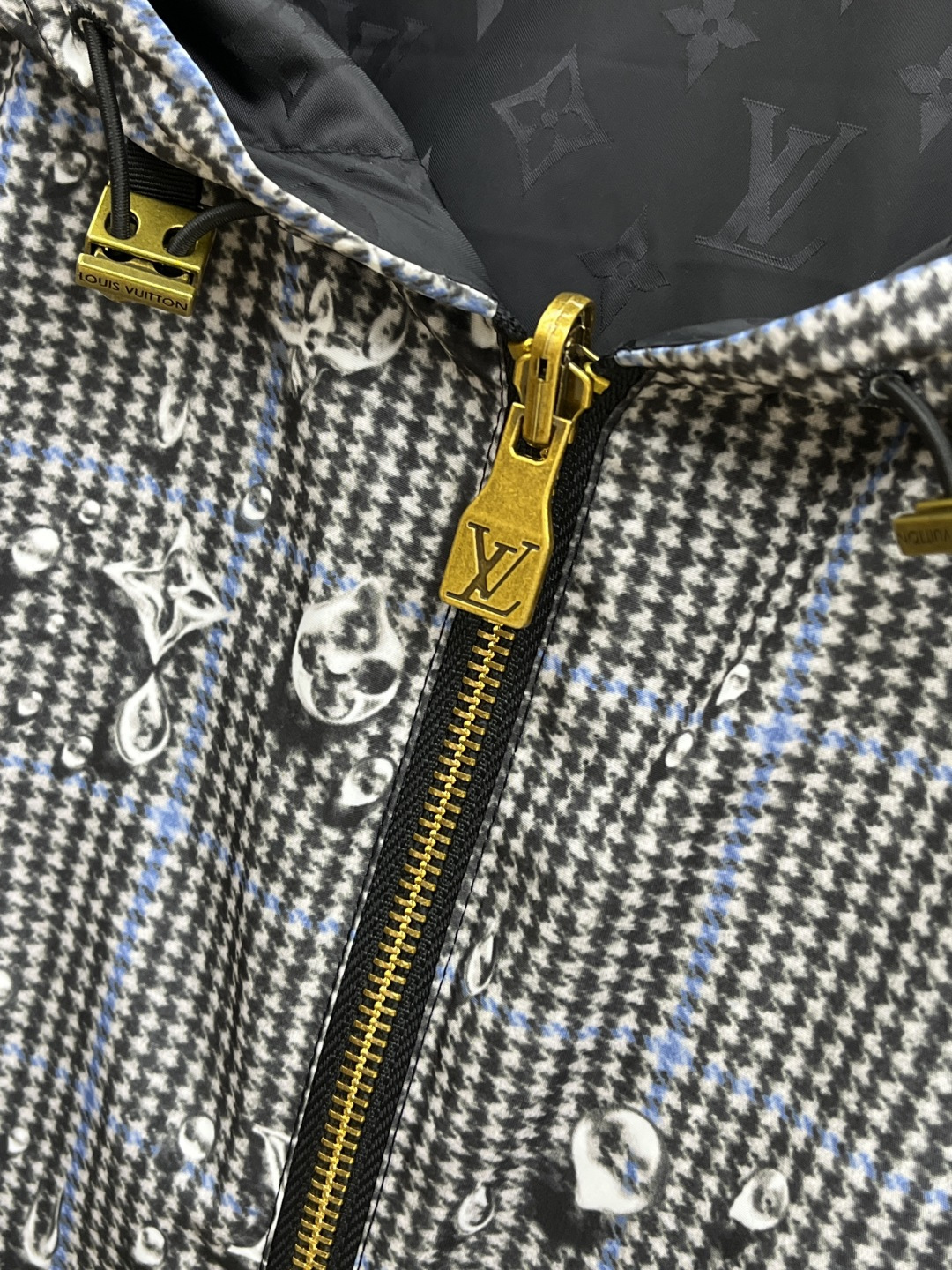 早春款 LV 🔥🔥早春系列，官网同款雨滴印花连帽双面穿尼龙夹克 男女同款双面穿连帽长袖MONOGRAM 