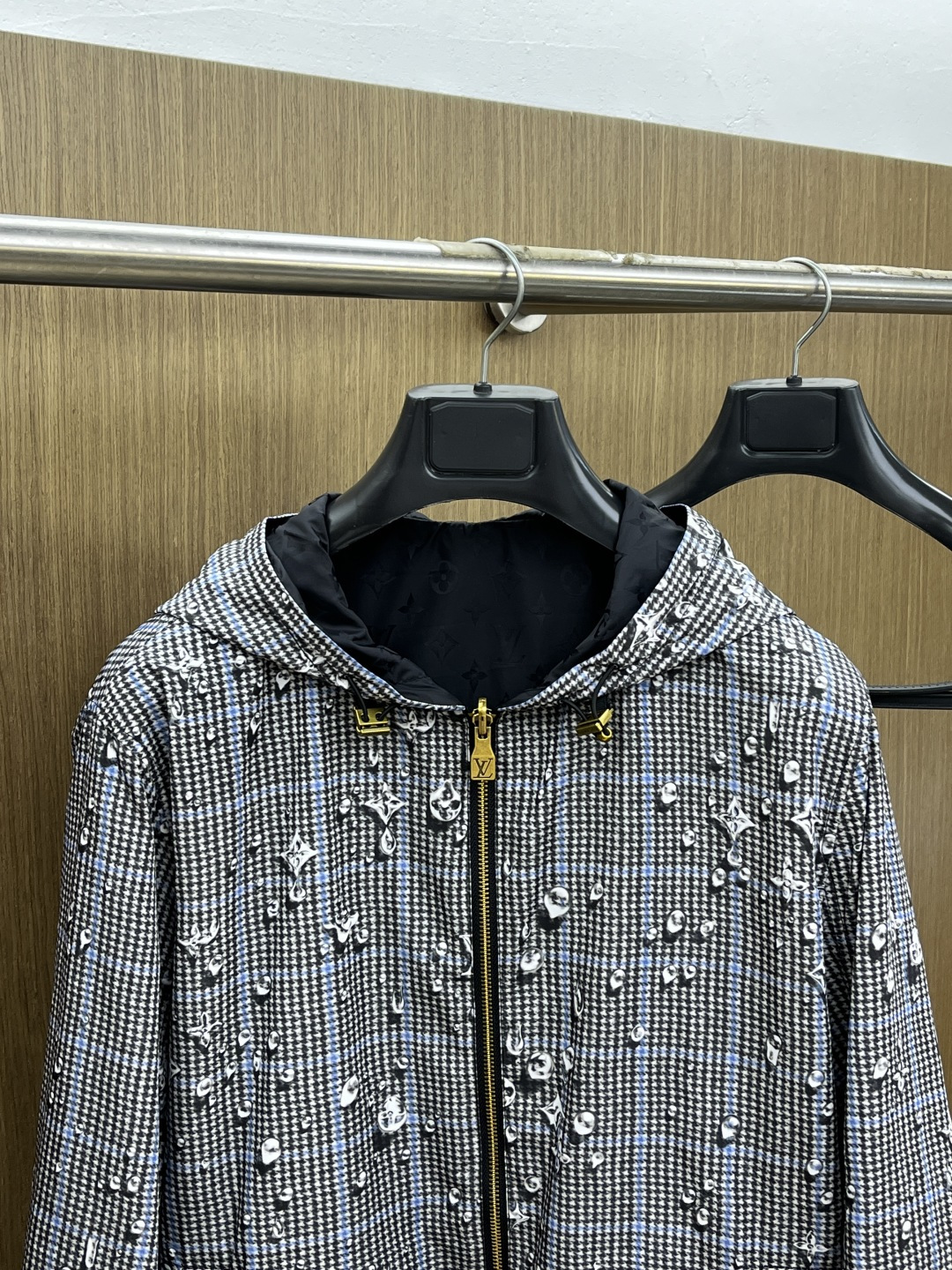 早春款 LV 🔥🔥早春系列，官网同款雨滴印花连帽双面穿尼龙夹克 男女同款双面穿连帽长袖MONOGRAM 