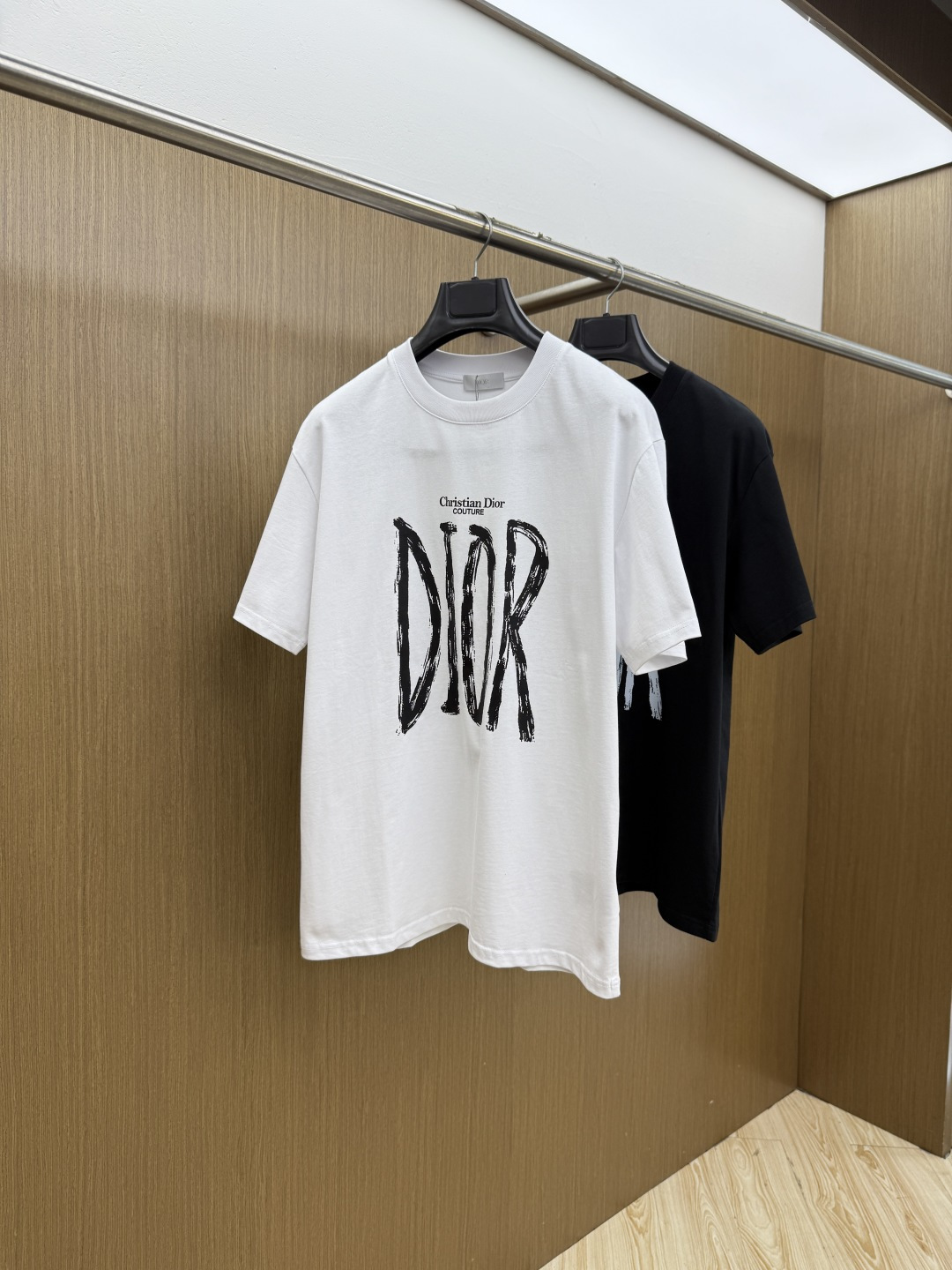 NO:743784,New product CD 1956 spring and summer new short-sleeved round-neck T-shirt for men and women, with a very personalized and high-end style, logo printing technology design!  Customized pure cotton fabric!  A simple and high-end fashion item, a very high-end fashion product with a very attractive look, a must-have item for fashion trends!  fzg has all three standards!  !  Color Picture Color Size S M L XL Loose fit, T-shirt, tees, t-shirt,19860909新品 CD 1956春夏新款男女同款短袖圆领T恤,极具个性高级风,标志logo印花工艺设计！定制纯棉面料！一款简约高级的时尚单品,穿搭魅力十分高级不俗的时尚产物 ,时尚潮流必备单品！fzg三标齐全！！ 颜色图片颜色 尺码S M L XL 宽松版型,,T-shirt,tees，t-shirt,,Men's clothing