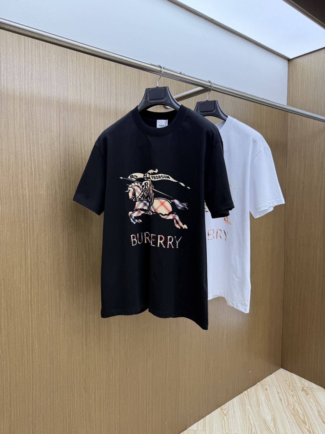 NO:743796,New product BBR 1956 spring and summer new short-sleeved round neck T-shirt for men and women, with a very personalized and high-end style, logo printing technology design!  Customized pure cotton fabric!  A simple and high-end fashion item, a very high-end fashion product with a very attractive look, a must-have item for fashion trends!  fzg has all three standards!  !  Color Picture Color Size S M L XL Loose fit, T-shirt, tees, t-shirt,19860909新品 BBR 1956春夏新款男女同款短袖圆领T恤,极具个性高级风,标志logo印花工艺设计！定制纯棉面料！一款简约高级的时尚单品,穿搭魅力十分高级不俗的时尚产物 ,时尚潮流必备单品！fzg三标齐全！！ 颜色图片颜色 尺码S M L XL 宽松版型,,T-shirt,tees，t-shirt,,Men's clothing