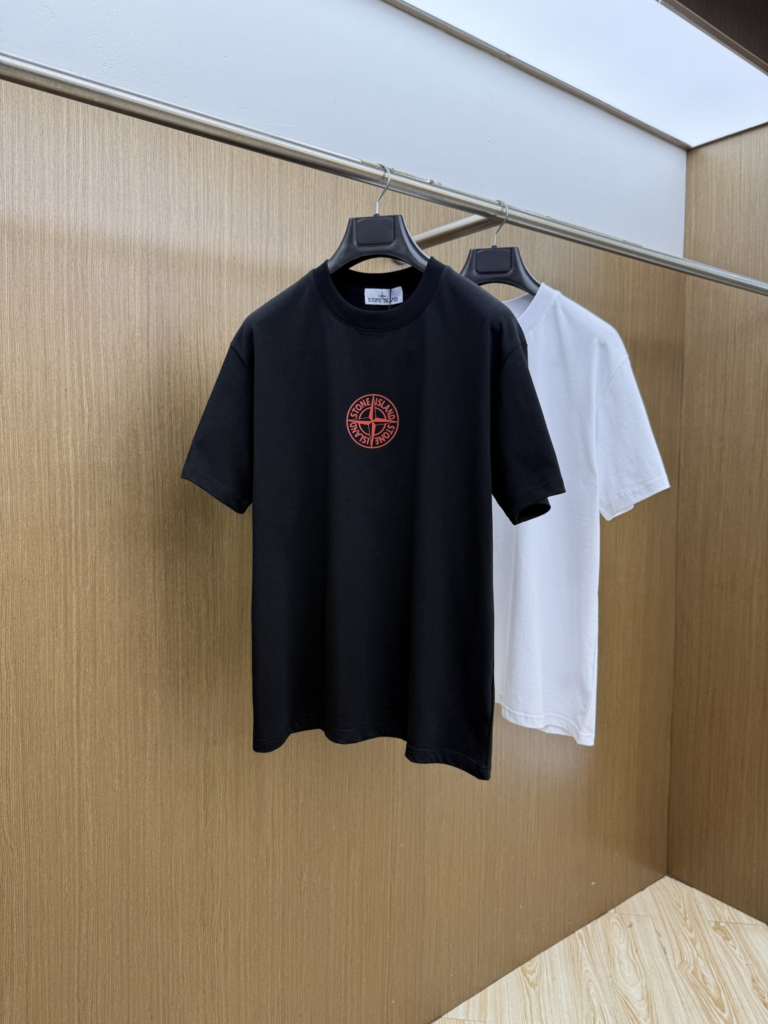 NO:743801,New product Stone Island 1956 spring and summer new short-sleeved round neck T-shirt for men and women, with a very personalized and high-end style, and logo printing technology design!  Customized pure cotton fabric!  A simple and high-end fashion item, a very high-end fashion product with a very attractive look, a must-have item for fashion trends!  fzg has all three standards!  !  Color Picture Color Size S M L XL Loose fit, T-shirt, tees, t-shirt,19860909新品 石头岛 1956春夏新款男女同款短袖圆领T恤,极具个性高级风,标志logo印花工艺设计！定制纯棉面料！一款简约高级的时尚单品,穿搭魅力十分高级不俗的时尚产物 ,时尚潮流必备单品！fzg三标齐全！！ 颜色图片颜色 尺码S M L XL 宽松版型,,T-shirt,tees，t-shirt,,Men's clothing