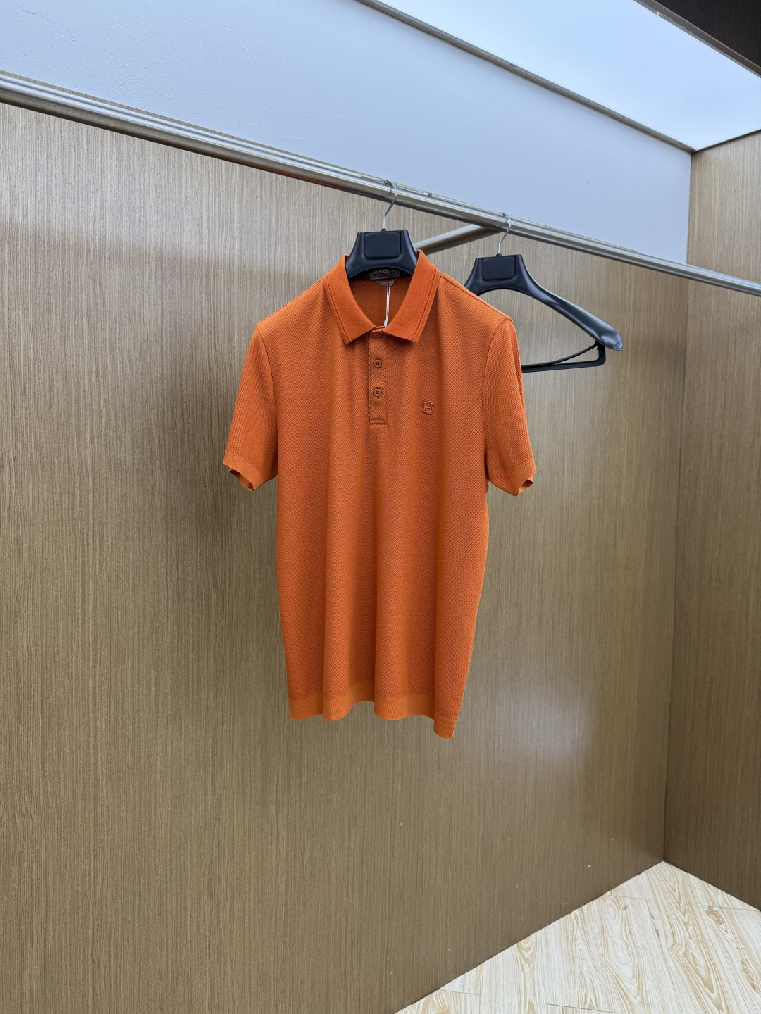 NO:743806,Early spring Her advanced customization 26ss spring and summer new lapel POLO short-sleeved T-shirt. Original customization. The fabric is made of imported pique cotton. It is light and breathable. The upper body is silky and comfortable. High-end and elegant. Classic and versatile. Code number 48-56 C10,, T-shirt, tees, t-shirt,19860909早春 Her 高级定制 26ss春夏新款翻领POLO短袖T恤 原版定制 面料选用进口珠地棉 轻薄透气 上身丝滑舒适 高端大气经典百搭 码数48-56  C10,,T-shirt,tees，t-shirt,,Men's clothing