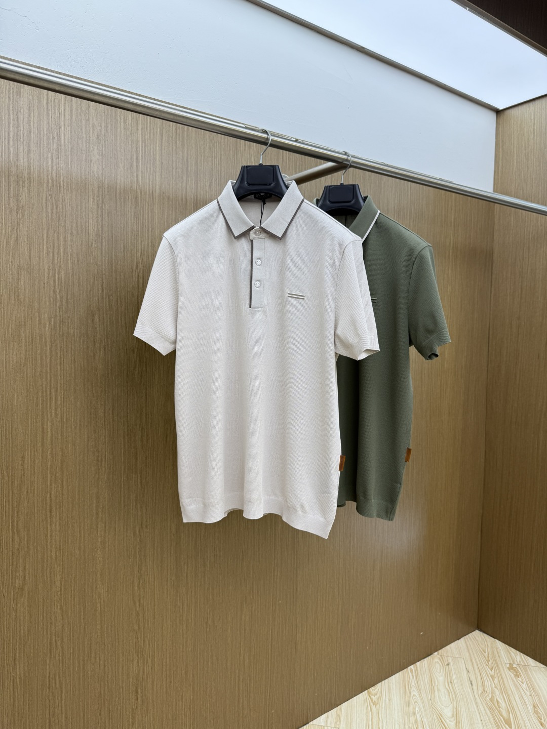 NO:743816,Early spring ZZ advanced customization 26ss spring and summer new lapel POLO short-sleeved T-shirt. Original customization. The fabric is made of imported piqué cotton. It is light and breathable. The upper body is silky and comfortable. High-end and elegant. Classic and versatile. Code number 48-56 C10,, T-shirt, tees, t-shirt,19860909早春 ZZ高级定制 26ss春夏新款翻领POLO短袖T恤 原版定制 面料选用进口珠地棉 轻薄透气 上身丝滑舒适 高端大气经典百搭 码数48-56  C10,,T-shirt,tees，t-shirt,,Men's clothing