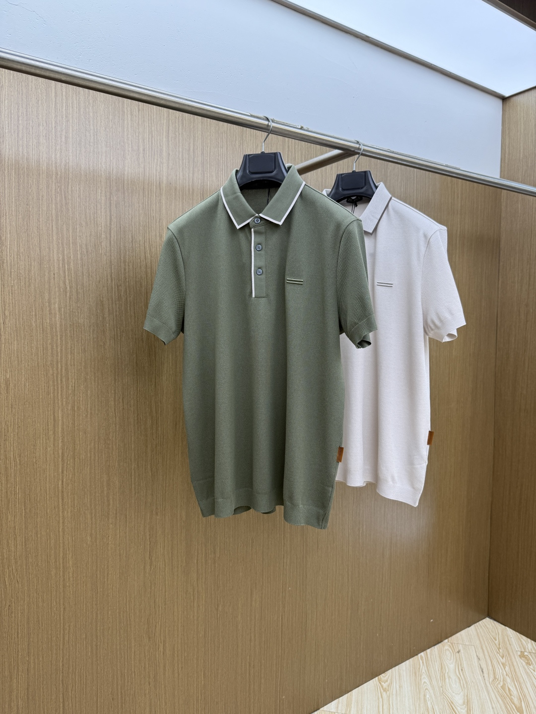 NO:743821,Early spring zz advanced customization 26ss spring and summer new lapel POLO short-sleeved T-shirt. Original customization. The fabric is made of imported pique cotton. It is light and breathable. The upper body is silky and comfortable. High-end atmosphere, classic and versatile. Code number 48-56 C10,, T-shirt, tees, t-shirt,19860909早春 zz 高级定制 26ss春夏新款翻领POLO短袖T恤 原版定制 面料选用进口珠地棉 轻薄透气 上身丝滑舒适 高端大气经典百搭 码数48-56  C10,,T-shirt,tees，t-shirt,,Men's clothing