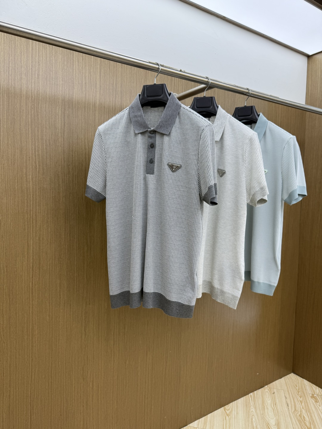 NO:743826,Early spring PD advanced customization 26ss spring and summer new lapel POLO short-sleeved T-shirt. Original customization. The fabric is made of imported pique cotton. It is light and breathable. The upper body is silky and comfortable. High-end and elegant. Classic and versatile. Code number 48-56 C10,, T-shirt, tees, t-shirt,19860909早春 PD 高级定制 26ss春夏新款翻领POLO短袖T恤 原版定制 面料选用进口珠地棉 轻薄透气 上身丝滑舒适 高端大气经典百搭 码数48-56  C10,,T-shirt,tees，t-shirt,,Men's clothing