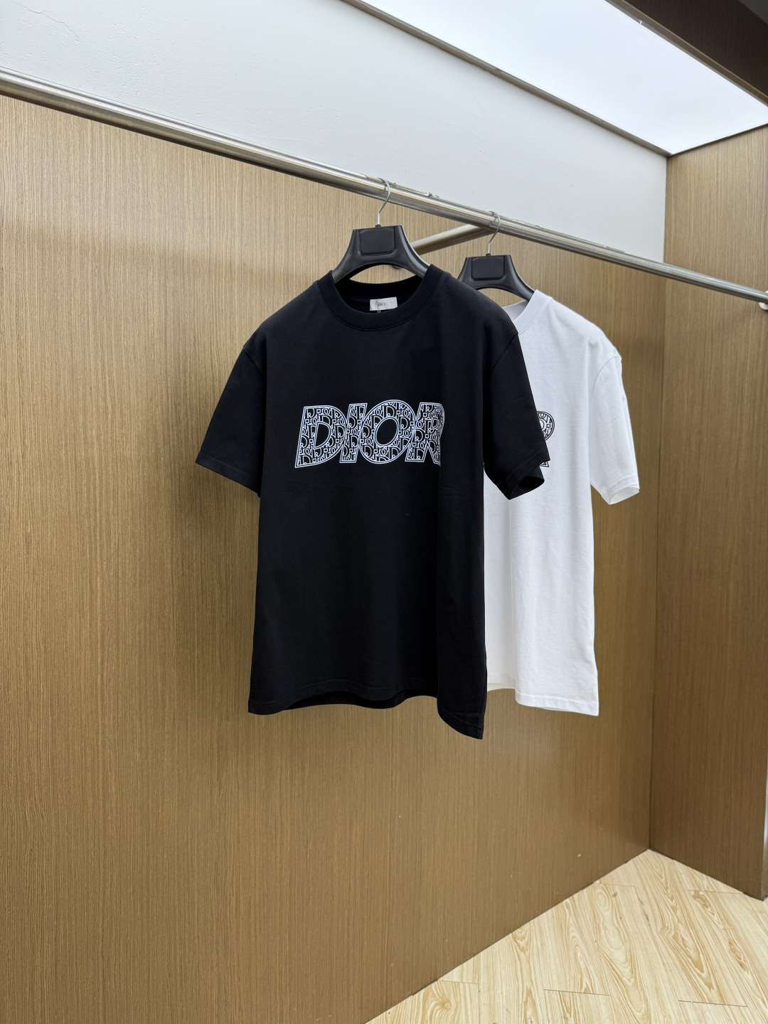 新品 CD 🔥🔥春夏新款男女同款👫短袖圆领T恤，极具个性高级风，标志logo印花工艺设计！定制纯棉面料！