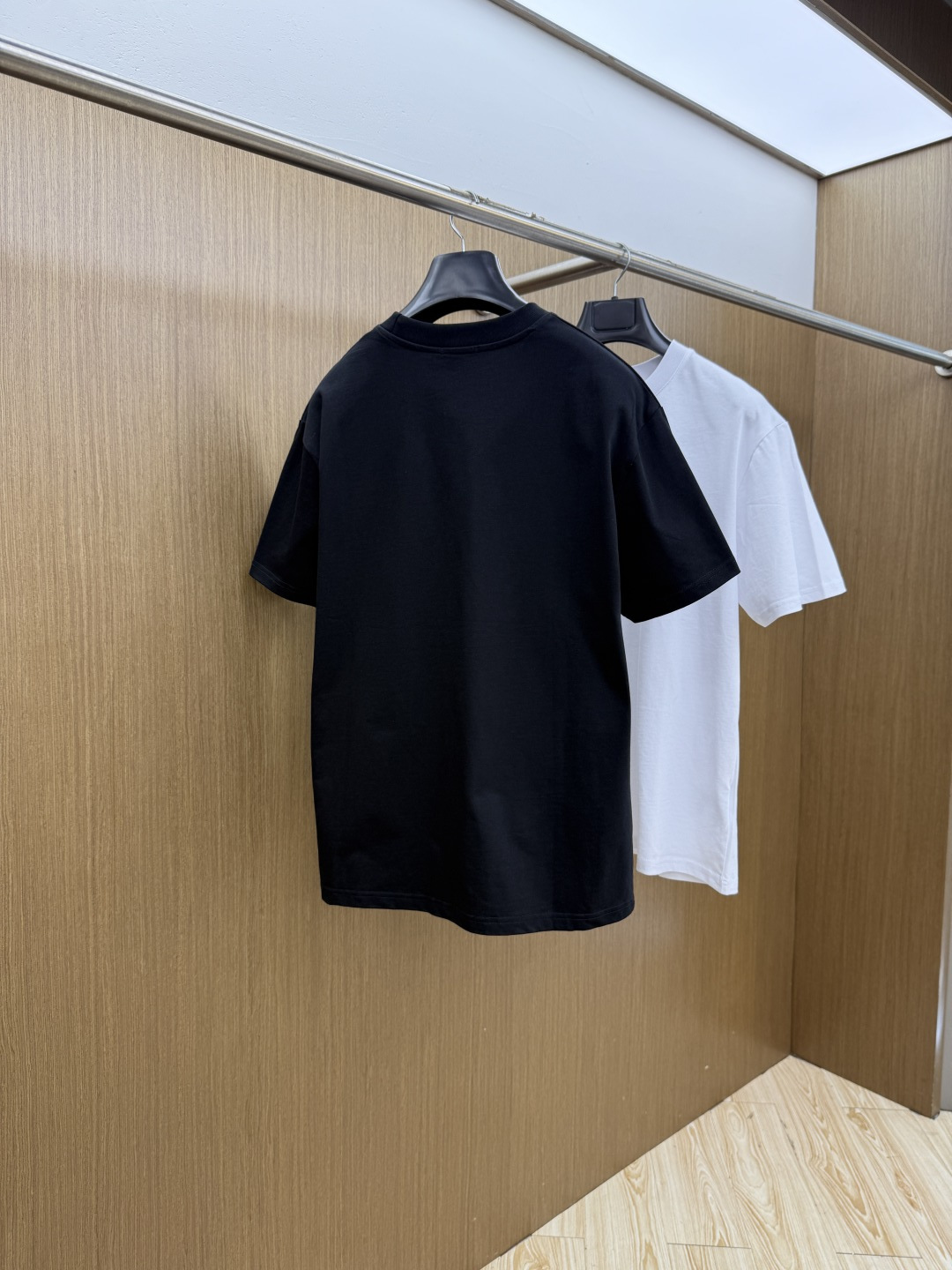 新品 CD 🔥🔥春夏新款男女同款👫短袖圆领T恤，极具个性高级风，标志logo印花工艺设计！定制纯棉面料！