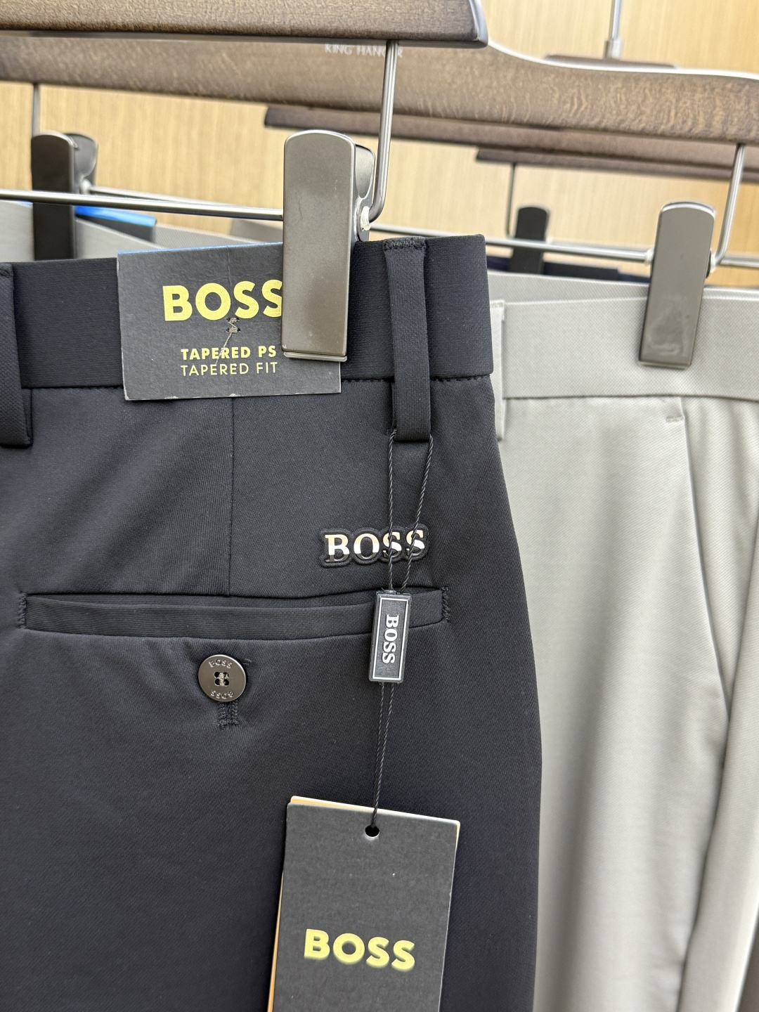 早春 BOSS🔥🔥高端定制、2026早春最新款休闲西裤 柜台同步发售 原版定制复刻 客供五金辅料 原单品