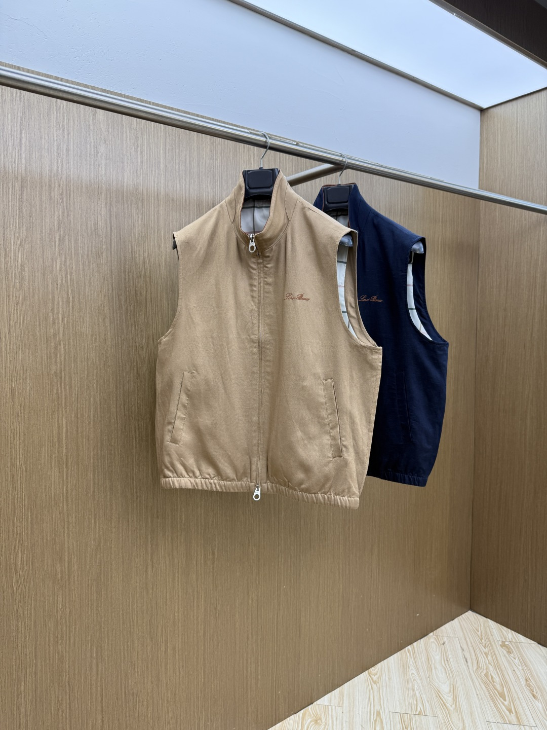 早春 Loro piana 🔥🔥高端定制 2026早春轻奢休闲马甲系列，最新时尚立领马甲外套.双侧对称字