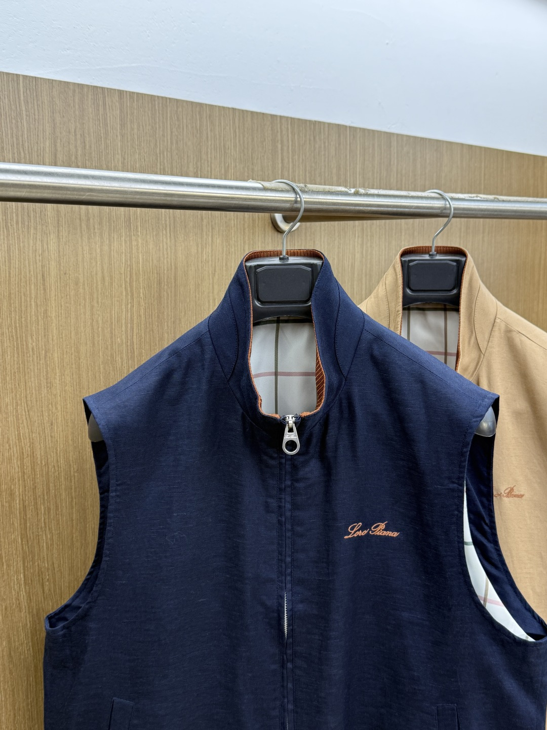 早春 Loro piana 🔥🔥高端定制 2026早春轻奢休闲马甲系列，最新时尚立领马甲外套.双侧对称字