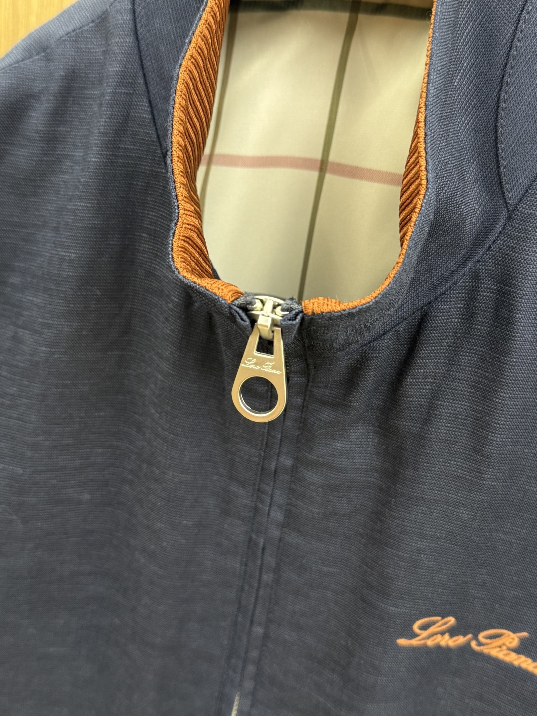 早春 Loro piana 🔥🔥高端定制 2026早春轻奢休闲马甲系列，最新时尚立领马甲外套.双侧对称字