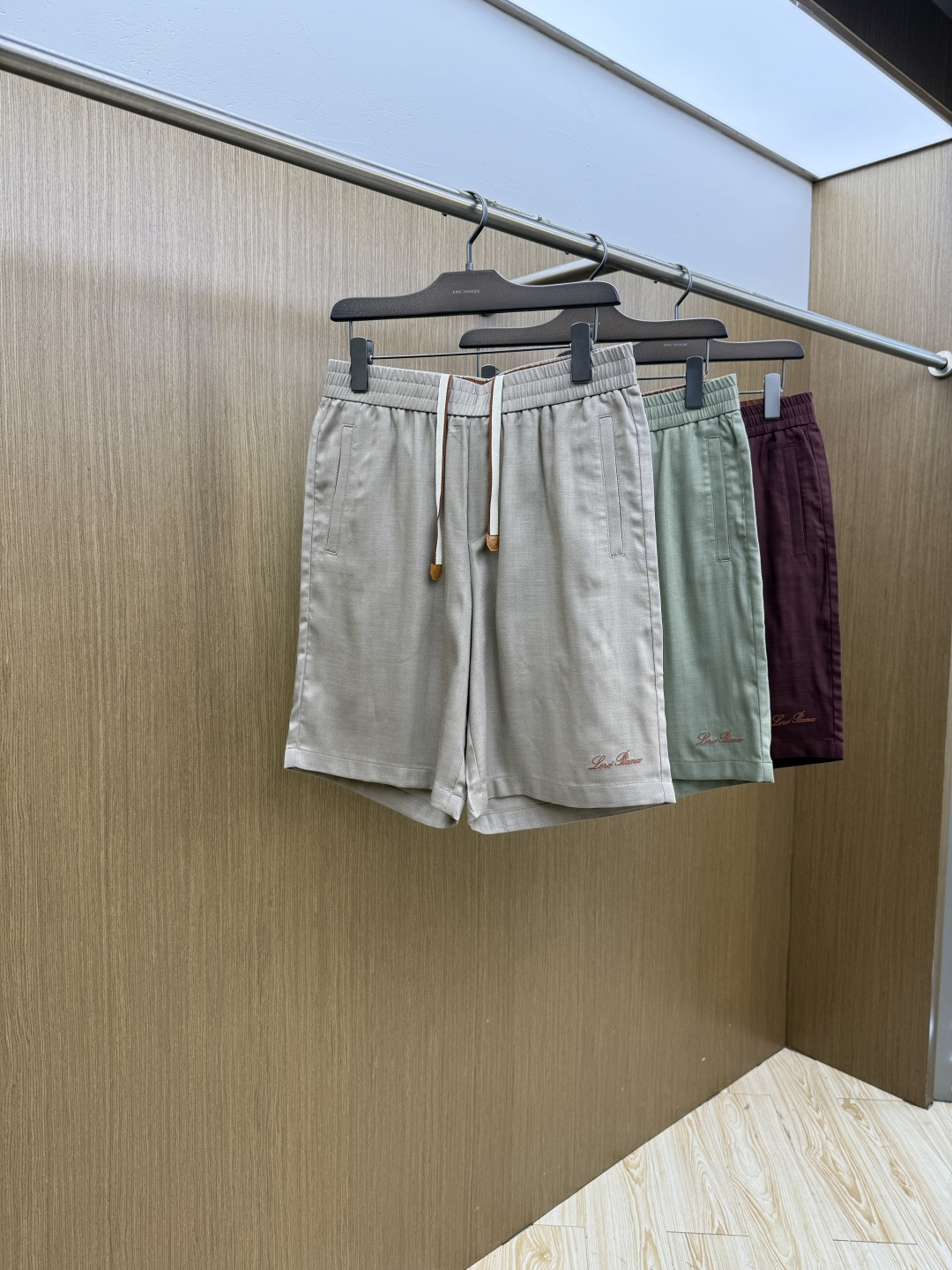 NO:745661,Early spring LP high-end customization 26FW spring and summer new casual shorts. Original imported fabric, soft, breathable, wide and stylish. Customized hardware. Essential for business and leisure. Fine and perfect workmanship details. Classic logo on front pocket and back pocket. Size 48-56 C10,,loro piana,shorts,19860909早春 LP 高端定制 26FW春夏新款休闲短裤 原版进口面料柔软透气挺阔有型 定制五金 商务休闲必备 做工细节精细完美 前袋后袋经典logo标识 码数48-56 C10,,loro piana,shorts,,Men's clothing