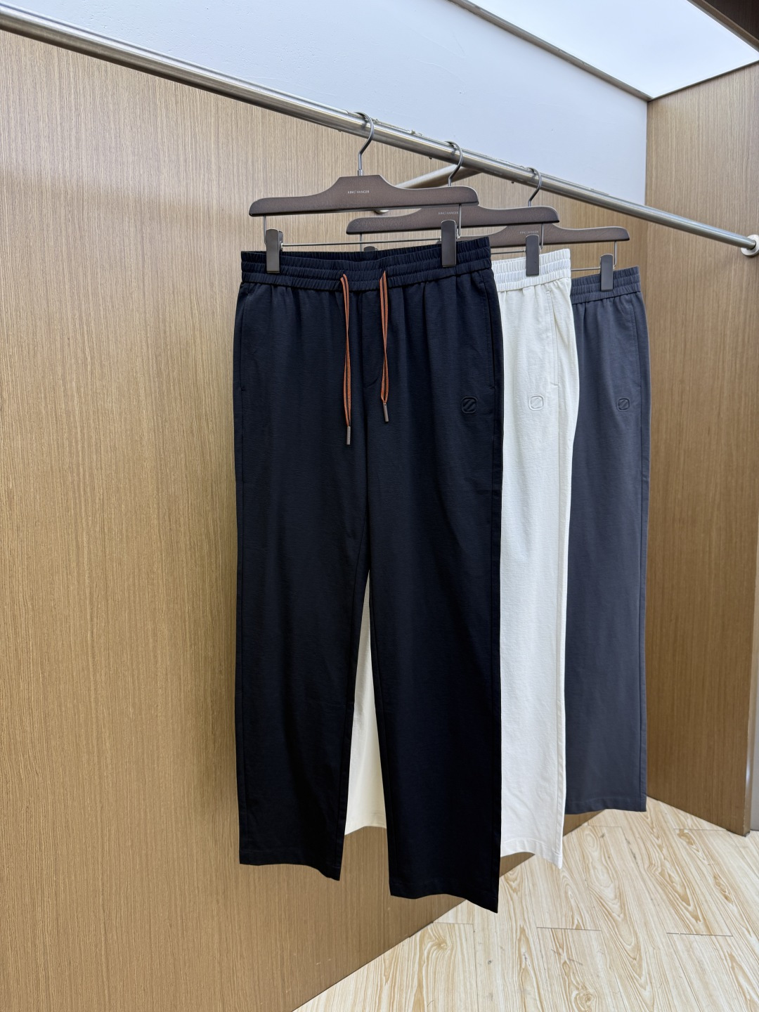 NO:745667,Early spring ZZ high-end customization 26FW spring and summer new casual pants original imported fabric soft breathable wide and stylish custom hardware essential for business and leisure fine and perfect workmanship details front pocket and back pocket classic logo logo size 30-38 (35 37) C10,,19860909早春 ZZ 高端定制 26FW春夏新款休闲裤原版进口面料柔软透气挺阔有型 定制五金 商务休闲必备 做工细节精细完美 前袋后袋经典logo标识 码数30-38(35 37) C10,,,Men's clothing