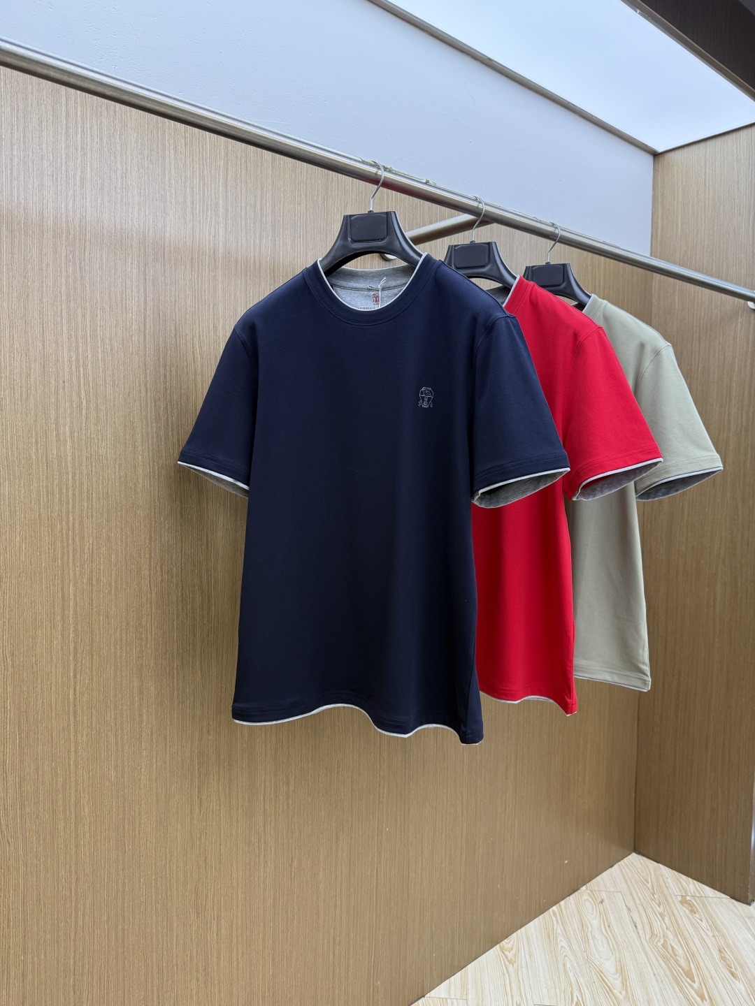 NO:745673,Early spring BC high-end customization 2026 early spring exclusive new original men's casual short-sleeved T-shirts High-end customization High-end version Fashionable and versatile imported long-staple cotton fabric Super soft and delicate to the touch Skin-friendly and comfortable to wear High-end boutique OEM factory finely made upper body is very good Men's must-have items Complete with three standards Code number 48-56 C10, T-shirt, tees, t-shirt,19860909早春 BC 高端定制 2026早春独家专供新款原单男士休闲短袖T恤 高端定制 高端版本 时尚百搭爆款进口长绒棉面料 手感超柔软细腻 穿着亲肤舒适 高端精品 代工厂精细做上身非常赞 男士必备单品 三标齐全 码数48-56 C10,,T-shirt,tees，t-shirt,,Men's clothing