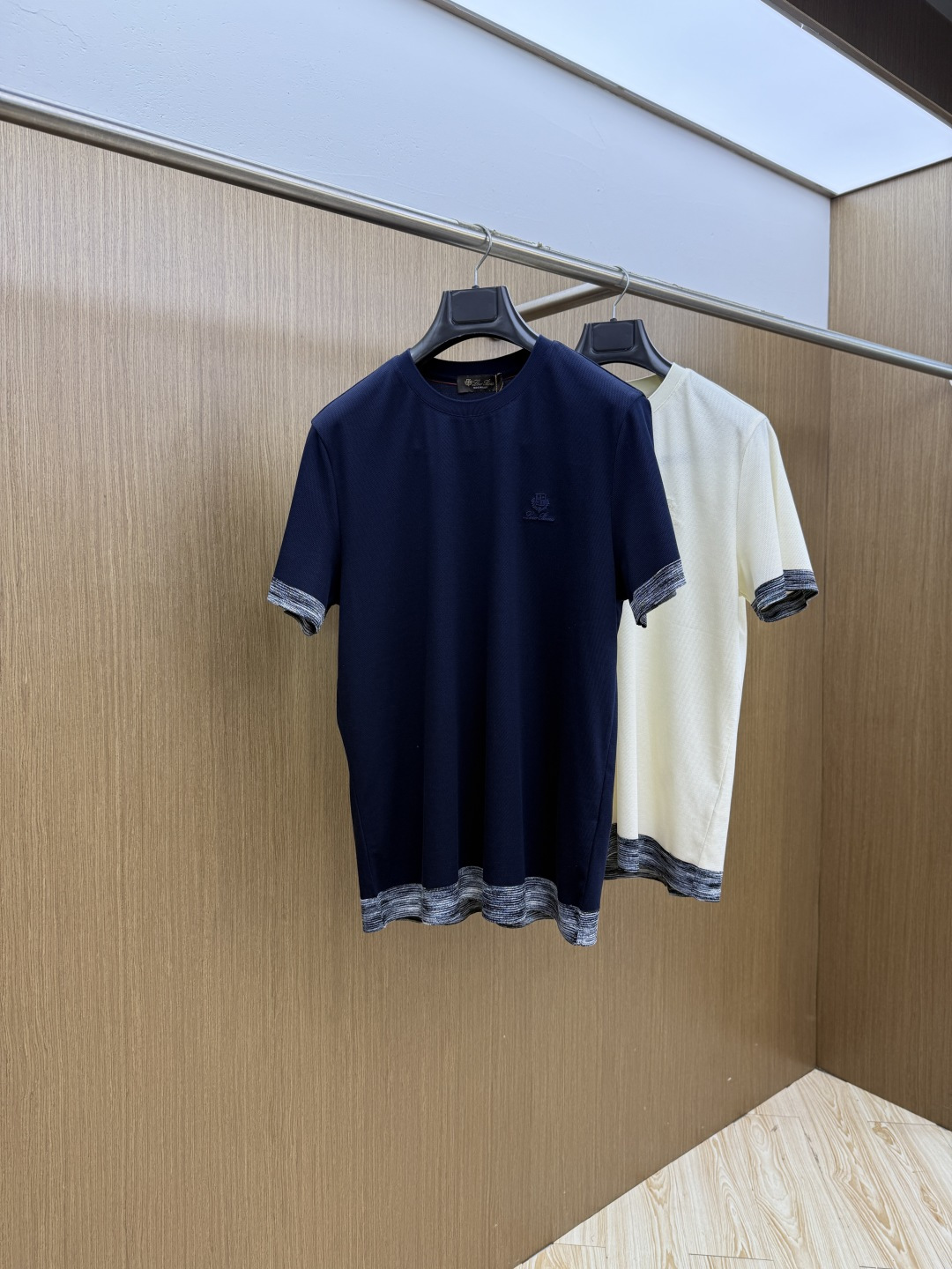 NO:745683,Early spring LP high-end customization 2026 early spring exclusive new original men's casual short-sleeved T-shirt High-end customization High-end version Fashionable and versatile imported long-staple cotton fabric Super soft and delicate to the touch Skin-friendly and comfortable to wear High-end boutique The upper body made by the factory is very good Men's must-have items Complete with three standards Code number 48-56 C10, loro piana, T-shirt, tees, t-shirt,19860909早春 LP 高端定制 2026早春独家专供新款原单男士休闲短袖T恤 高端定制 高端版本 时尚百搭爆款进口长绒棉面料 手感超柔软细腻 穿着亲肤舒适 高端精品 代工厂精细做上身非常赞 男士必备单品 三标齐全 码数48-56 C10,,loro piana,T-shirt,tees，t-shirt,,Men's clothing