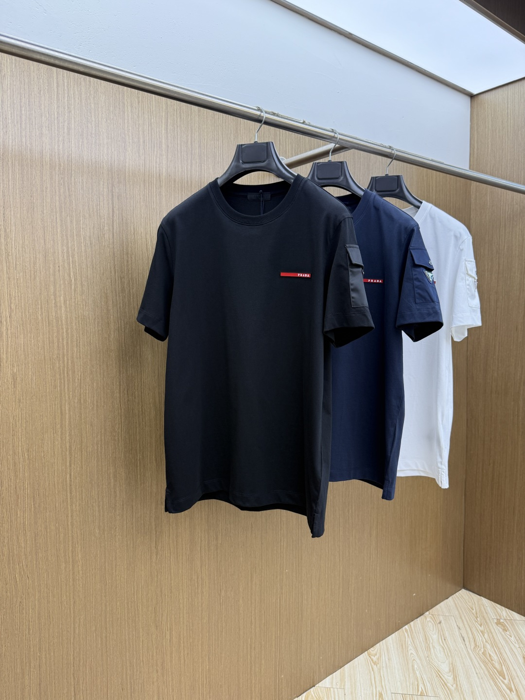 NO:745693,Early spring PD high-end customization 2026 early spring exclusive new original men's casual short-sleeved T-shirt High-end customization High-end version Fashionable and versatile imported long-staple cotton fabric Super soft and delicate to the touch Skin-friendly and comfortable to wear High-end boutique The upper body made by the factory is very good Men's must-have item Three complete standards Code number 48-56 C10, T-shirt, tees, t-shirt,19860909早春 PD 高端定制 2026早春独家专供新款原单男士休闲短袖T恤 高端定制 高端版本 时尚百搭爆款进口长绒棉面料 手感超柔软细腻 穿着亲肤舒适 高端精品 代工厂精细做上身非常赞 男士必备单品 三标齐全 码数48-56 C10,,T-shirt,tees，t-shirt,,Men's clothing