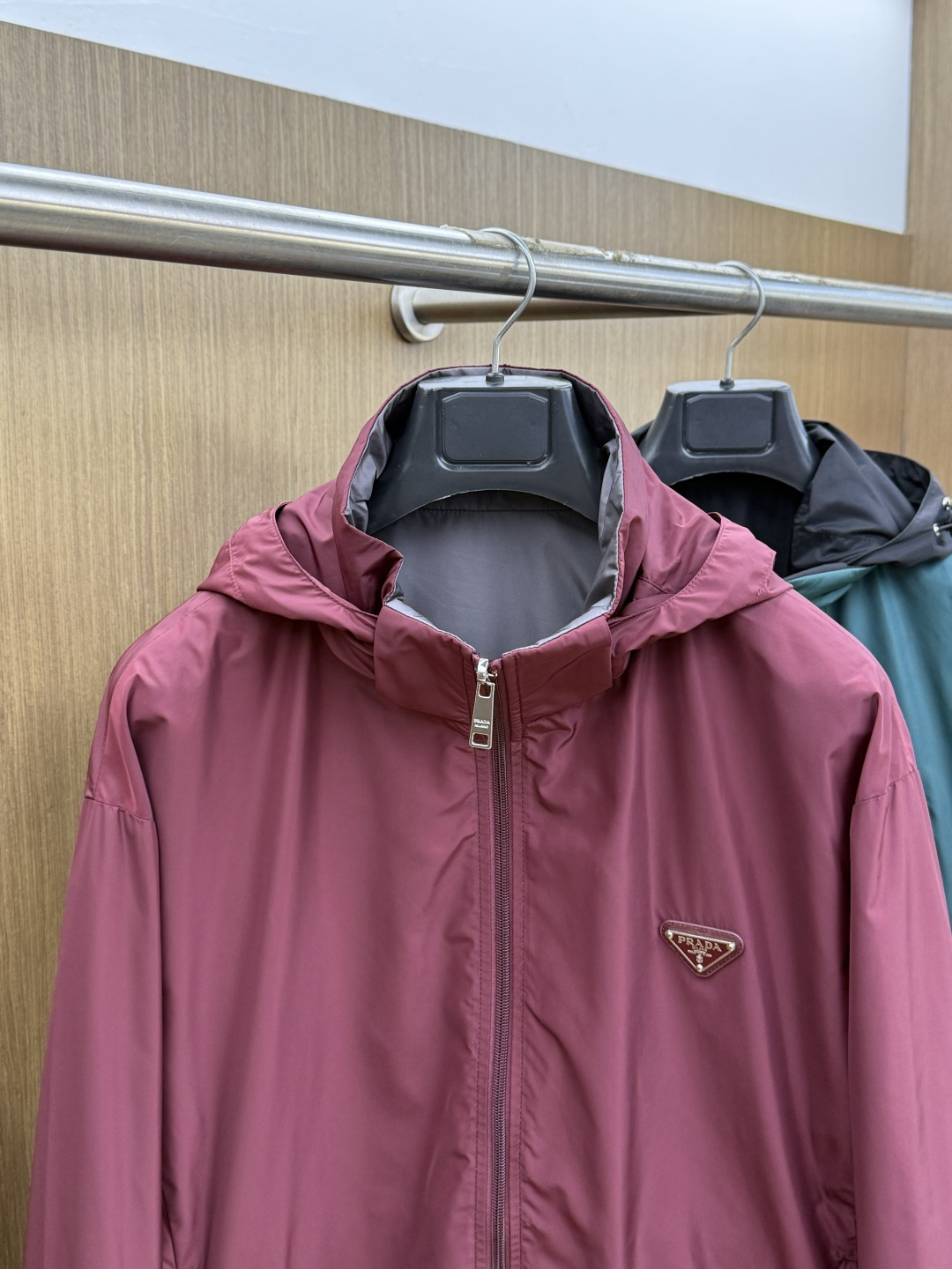 早春 PRADA 春款2026最新款时尚设计师款夹克外套.处处细节显工艺足够的高级 结构性剪裁的设计改变