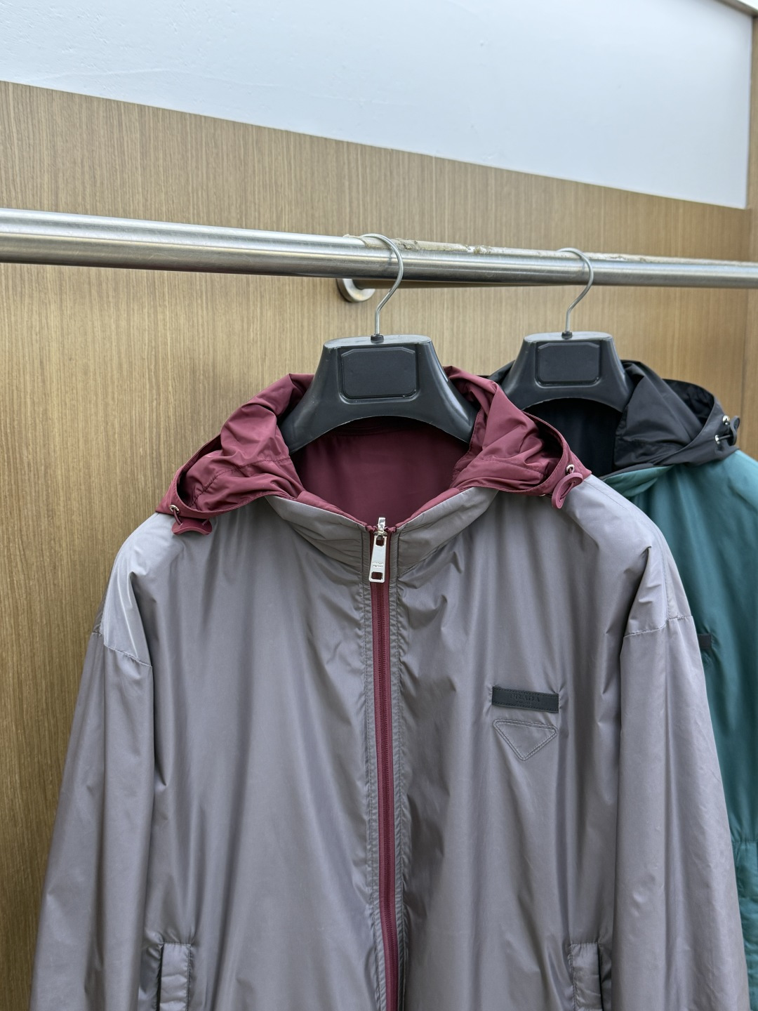 早春 PRADA 春款2026最新款时尚设计师款夹克外套.处处细节显工艺足够的高级 结构性剪裁的设计改变