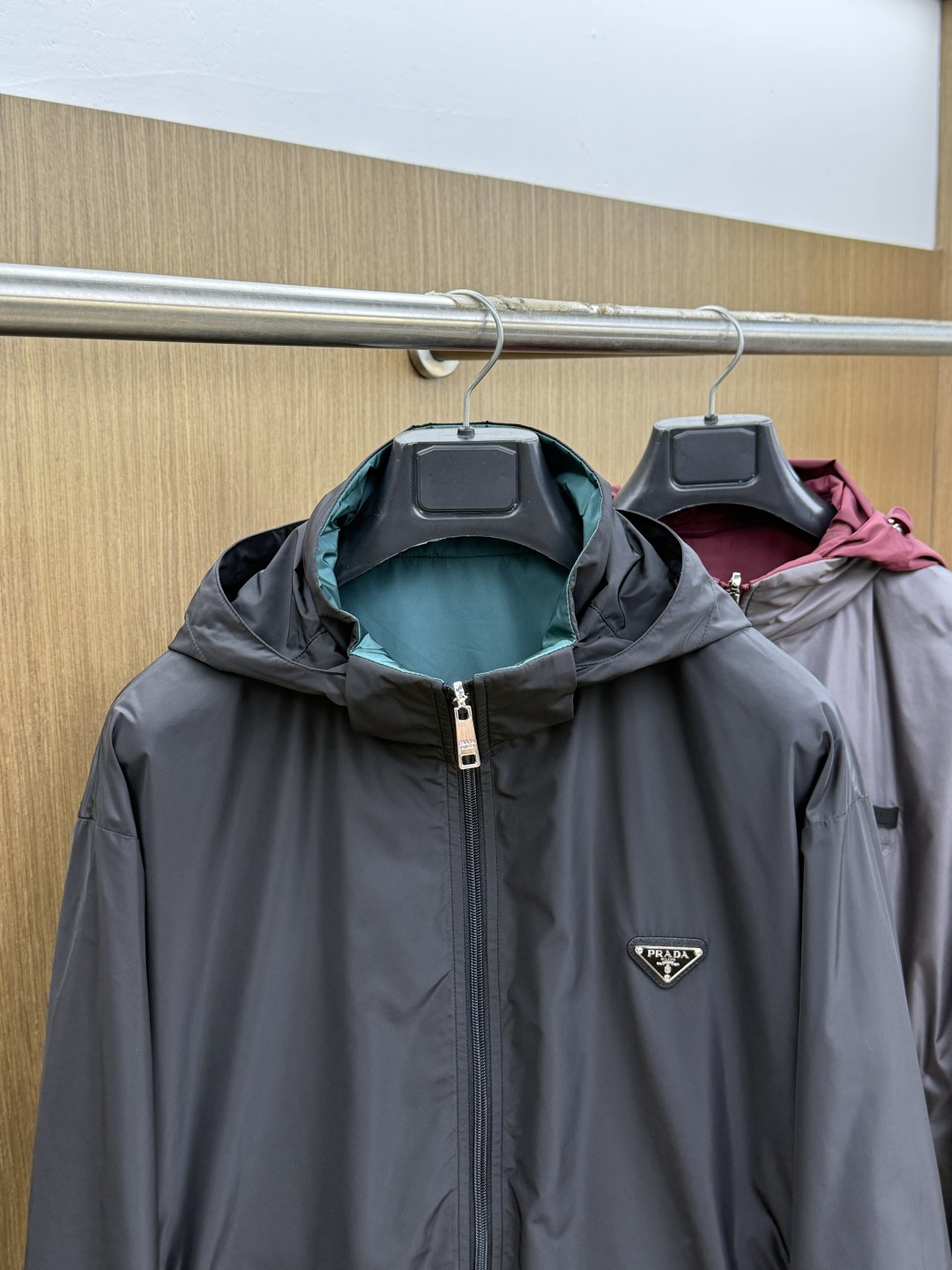 早春 PRADA 春款2026最新款时尚设计师款夹克外套.处处细节显工艺足够的高级 结构性剪裁的设计改变