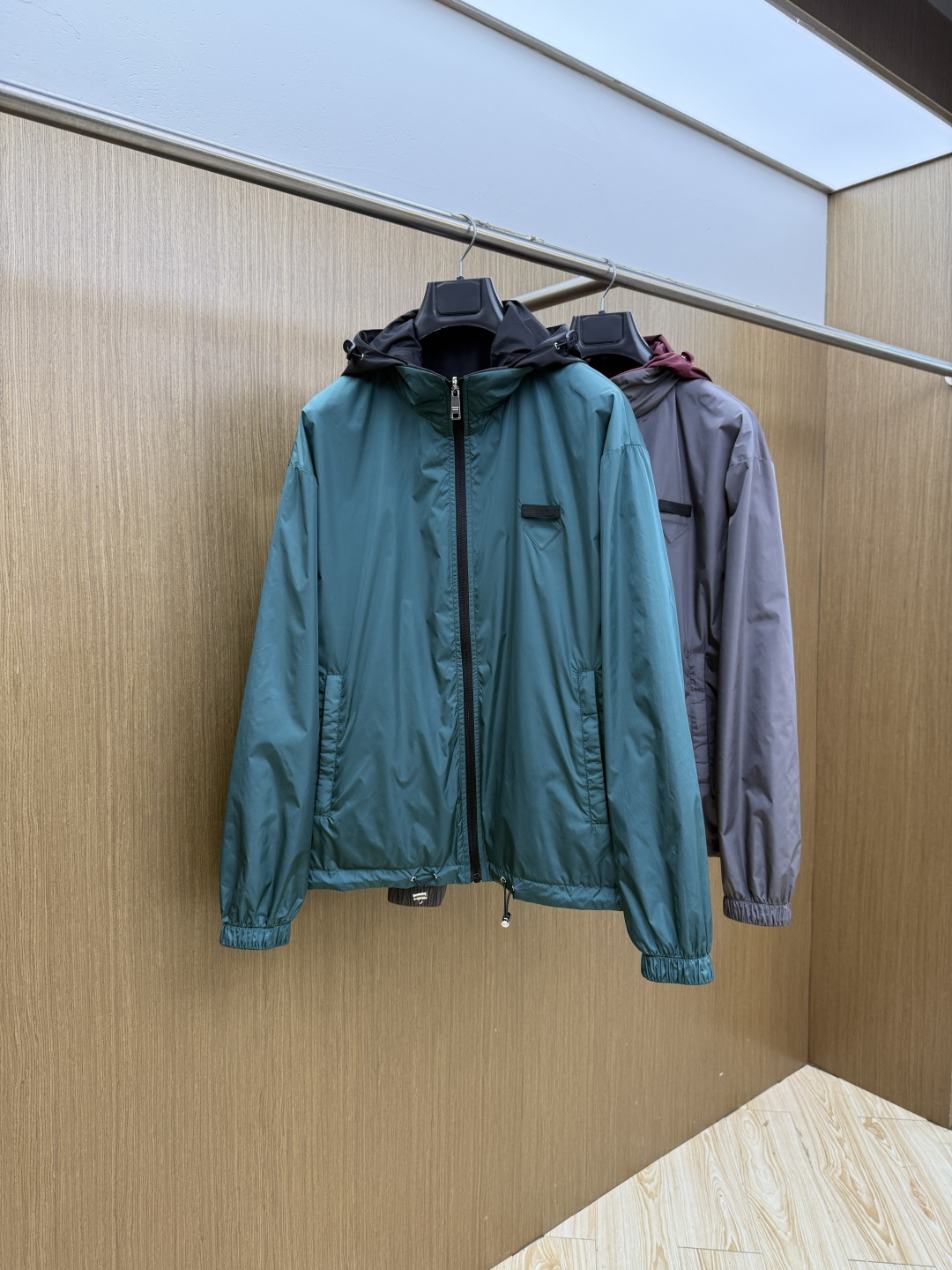 NO:756720,Early spring PRADA spring 2026 latest fashion designer jacket. Every detail shows craftsmanship, and the design changes are enough high-end structural tailoring to show men's diverse image changes. They are slim and neat, and tailored to meet the popular multi-layered wear. Versatile style for life. Code size 4856 fmo,, prada, jackets & coats, jackets & coats,19860909早春 PRADA 春款2026最新款时尚设计师款夹克外套.处处细节显工艺足够的高级结构性剪裁的设计改变来展现男士多样的形象变化,修身利落、剪裁合体,满足时下正流行的多层次穿搭,生活百搭款式 码数4856  fmo,,prada,jackets & coats,jackets & coats,,Men's clothing