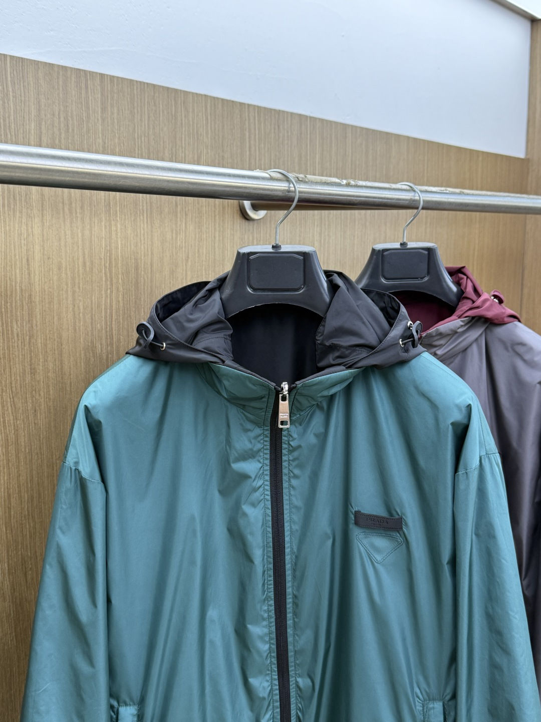 早春 PRADA 春款2026最新款时尚设计师款夹克外套.处处细节显工艺足够的高级 结构性剪裁的设计改变