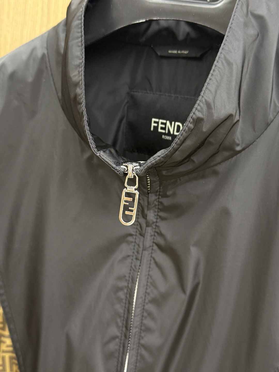 早春 FEND 春款2026最新款时尚设计师款夹克外套.处处细节显工艺足够的高级 结构性剪裁的设计改变来