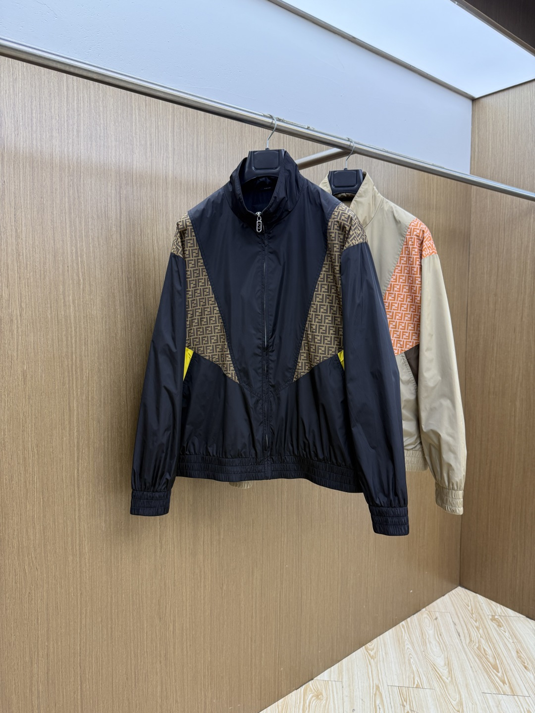 NO:756723,Early spring FEND spring 2026 latest fashion designer jacket. Every detail shows craftsmanship, and the design changes are enough high-end structural tailoring to show men's diverse image changes. It is slim and neat, and tailored to meet the popular multi-layered outfits. Versatile style for life. Size 48-56 fmo,,fendi,jackets & coats,jackets & coats,19860909早春 FEND 春款2026最新款时尚设计师款夹克外套.处处细节显工艺足够的高级结构性剪裁的设计改变来展现男士多样的形象变化,修身利落、剪裁合体,满足时下正流行的多层次穿搭,生活百搭款式 码数48-56  fmo,,fendi,jackets & coats,jackets & coats,,Men's clothing