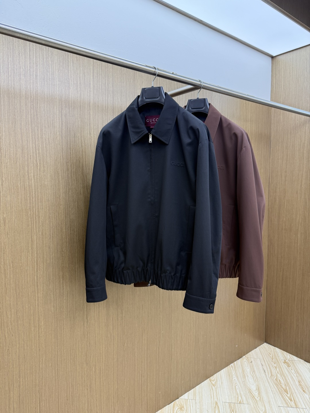 NO:756726,Early spring GUCCI spring 2026 latest fashion designer jacket. Every detail shows craftsmanship, and the design changes are enough high-end structural tailoring to show men's diverse image changes. They are slim and neat, and tailored to meet the current popular multi-layered wear. Versatile style for life. Size 48-56 FMO,,gucci,jackets & coats,jackets & coats,19860909早春 GUCCI 春款2026最新款时尚设计师款夹克外套.处处细节显工艺足够的高级结构性剪裁的设计改变来展现男士多样的形象变化,修身利落、剪裁合体,满足时下正流行的多层次穿搭,生活百搭款式 码数48-56  FMO,,gucci,jackets & coats,jackets & coats,,Men's clothing