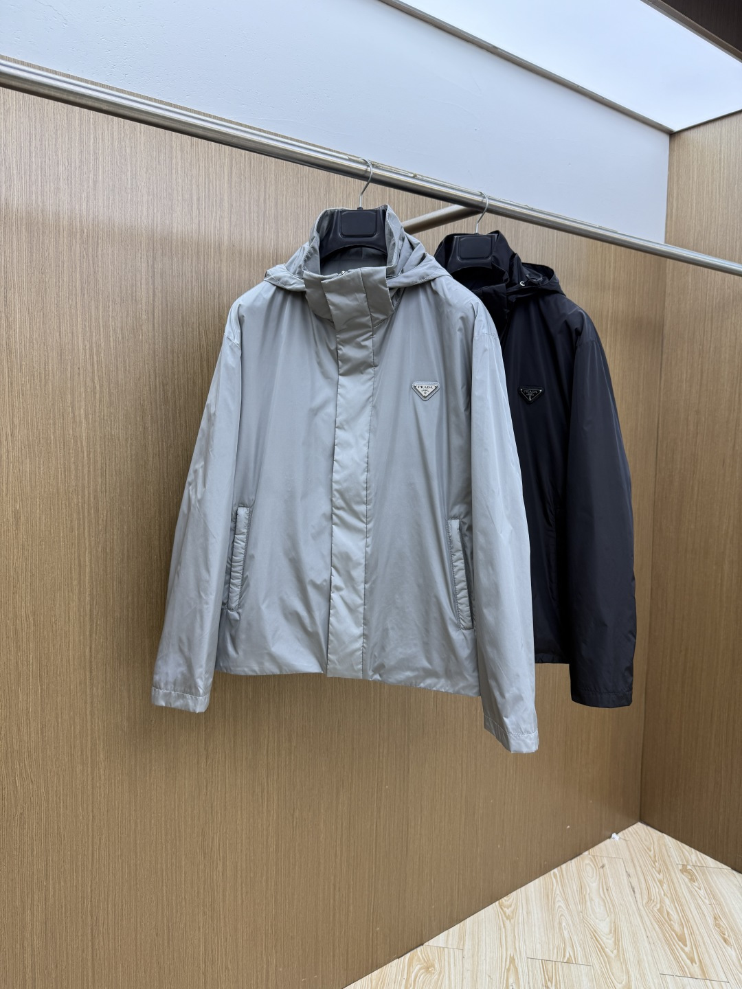 早春 PRADA 春款2026最新款时尚设计师款夹克外套.处处细节显工艺足够的高级 结构性剪裁的设计改变