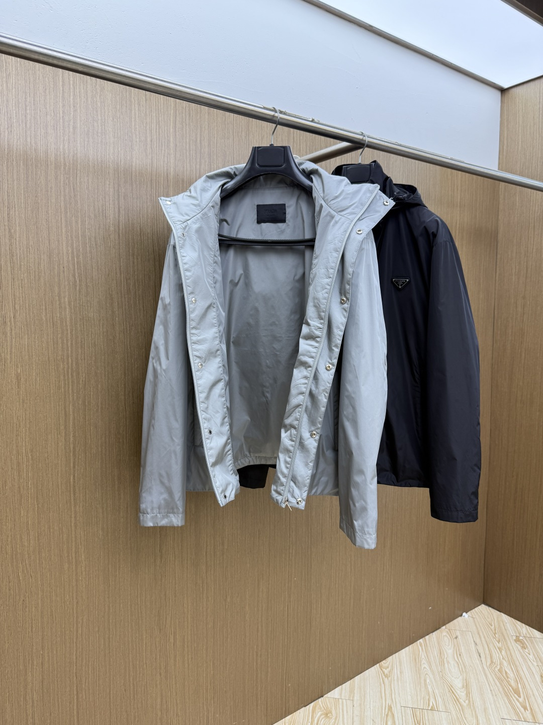早春 PRADA 春款2026最新款时尚设计师款夹克外套.处处细节显工艺足够的高级 结构性剪裁的设计改变