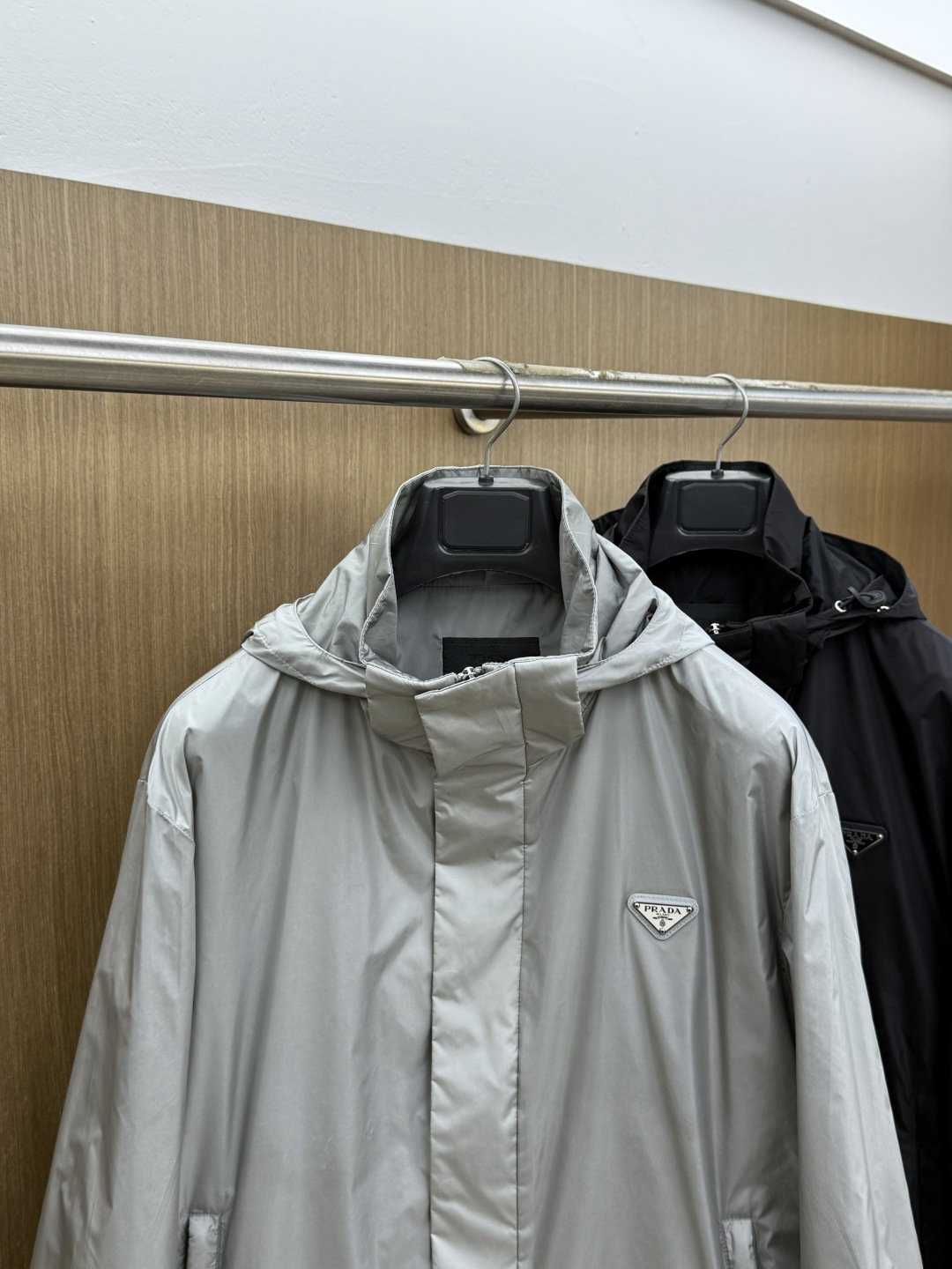 早春 PRADA 春款2026最新款时尚设计师款夹克外套.处处细节显工艺足够的高级 结构性剪裁的设计改变