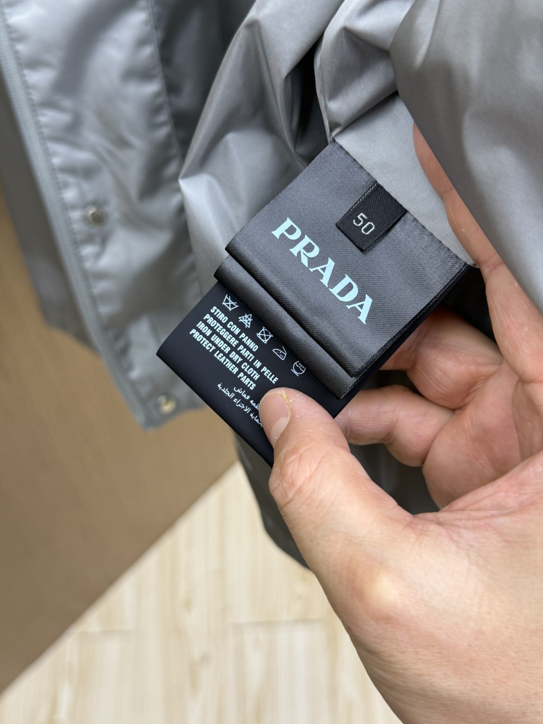 早春 PRADA 春款2026最新款时尚设计师款夹克外套.处处细节显工艺足够的高级 结构性剪裁的设计改变