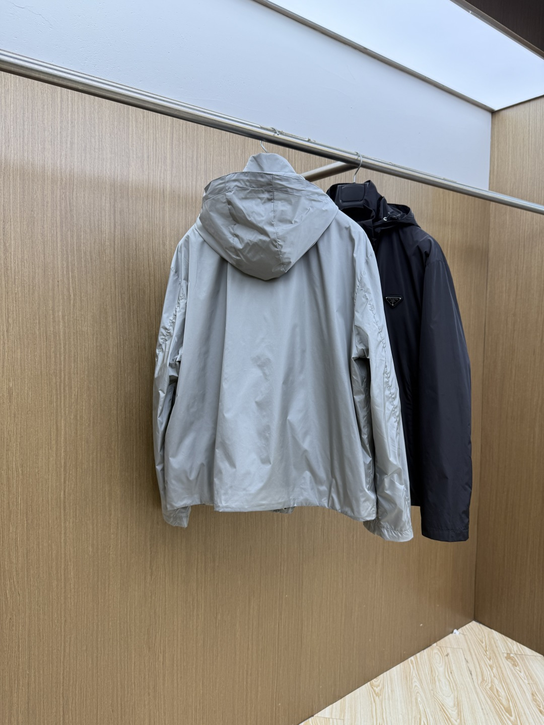 早春 PRADA 春款2026最新款时尚设计师款夹克外套.处处细节显工艺足够的高级 结构性剪裁的设计改变