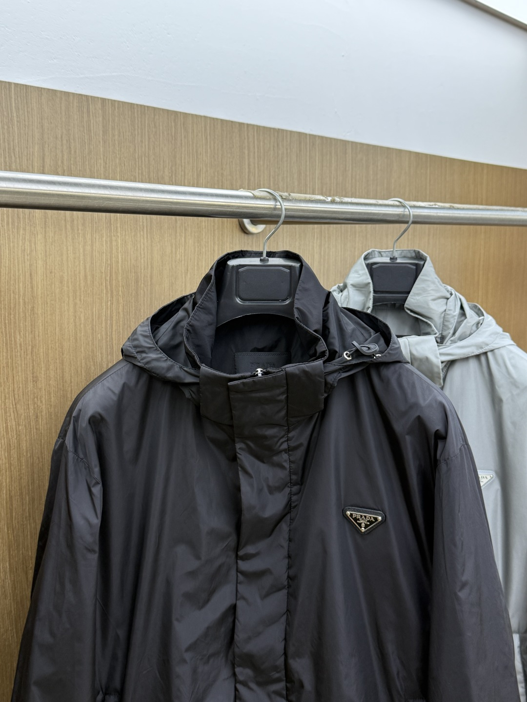 早春 PRADA 春款2026最新款时尚设计师款夹克外套.处处细节显工艺足够的高级 结构性剪裁的设计改变