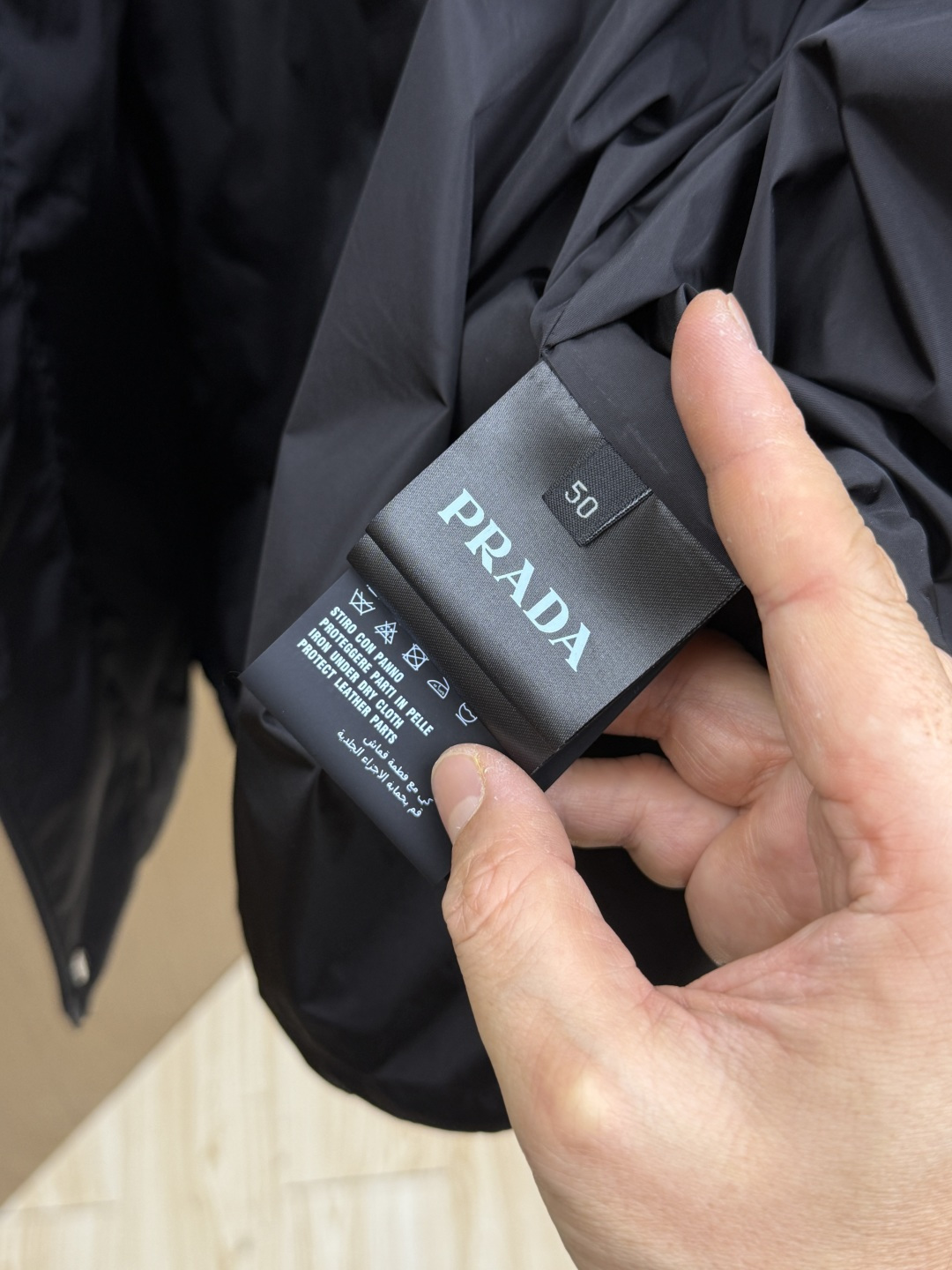 早春 PRADA 春款2026最新款时尚设计师款夹克外套.处处细节显工艺足够的高级 结构性剪裁的设计改变
