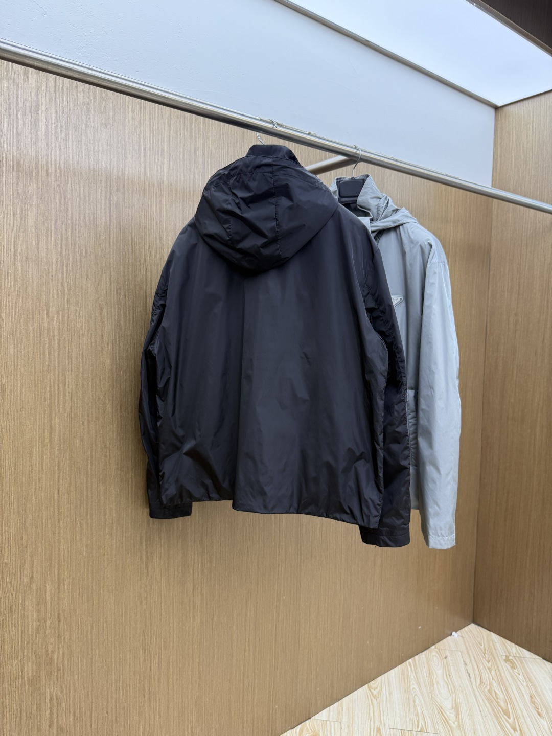 早春 PRADA 春款2026最新款时尚设计师款夹克外套.处处细节显工艺足够的高级 结构性剪裁的设计改变