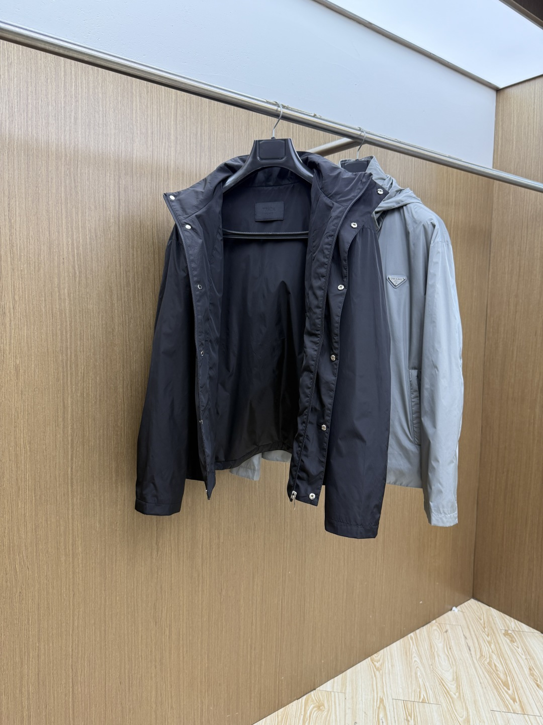 早春 PRADA 春款2026最新款时尚设计师款夹克外套.处处细节显工艺足够的高级 结构性剪裁的设计改变