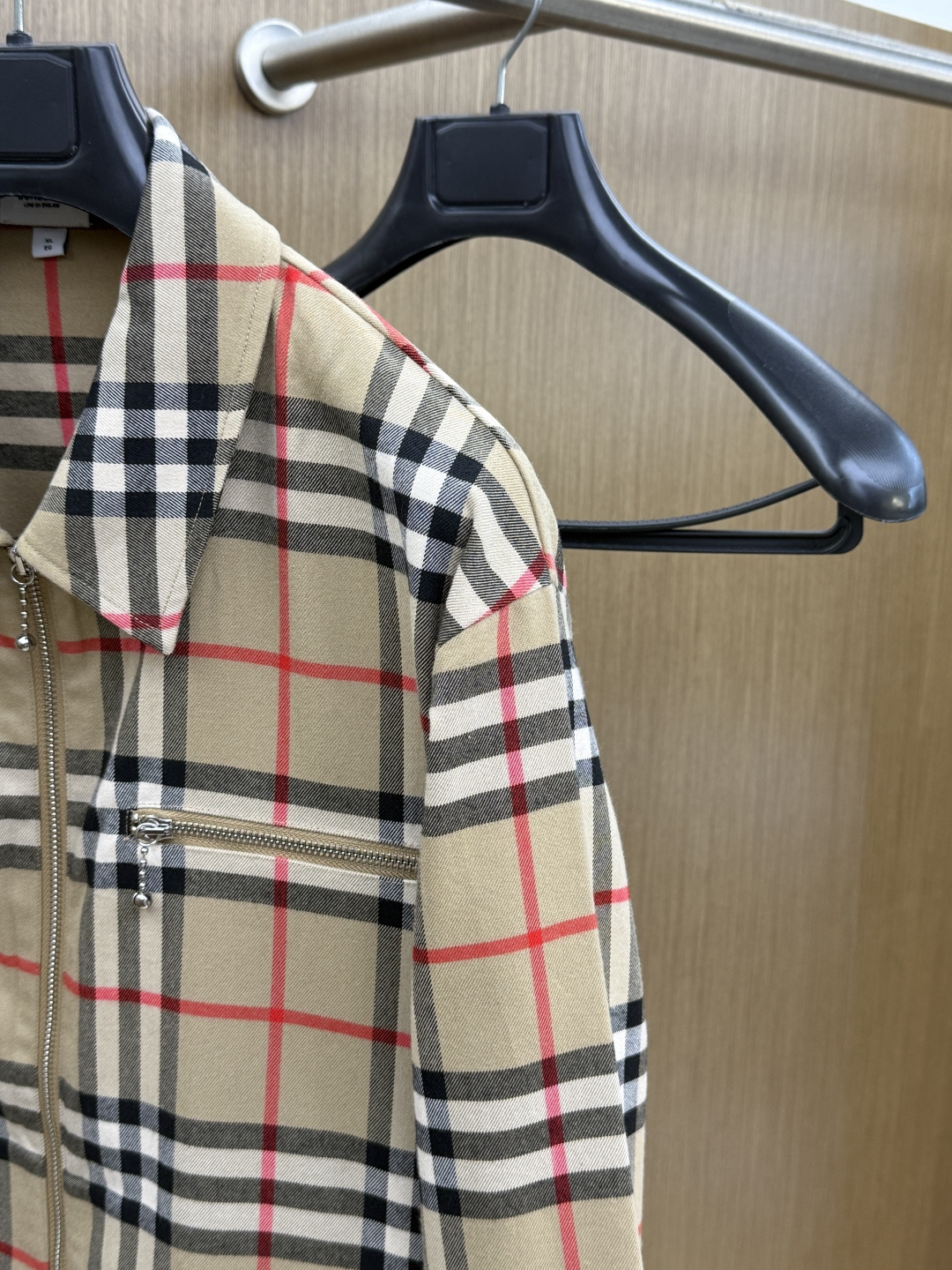 早春 Burberry 春款2026最新款时尚设计师款夹克外套.处处细节显工艺足够的高级 结构性剪裁的设