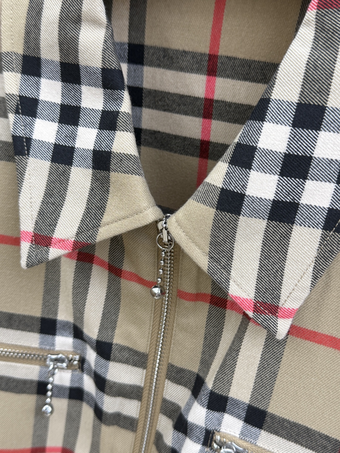 早春 Burberry 春款2026最新款时尚设计师款夹克外套.处处细节显工艺足够的高级 结构性剪裁的设