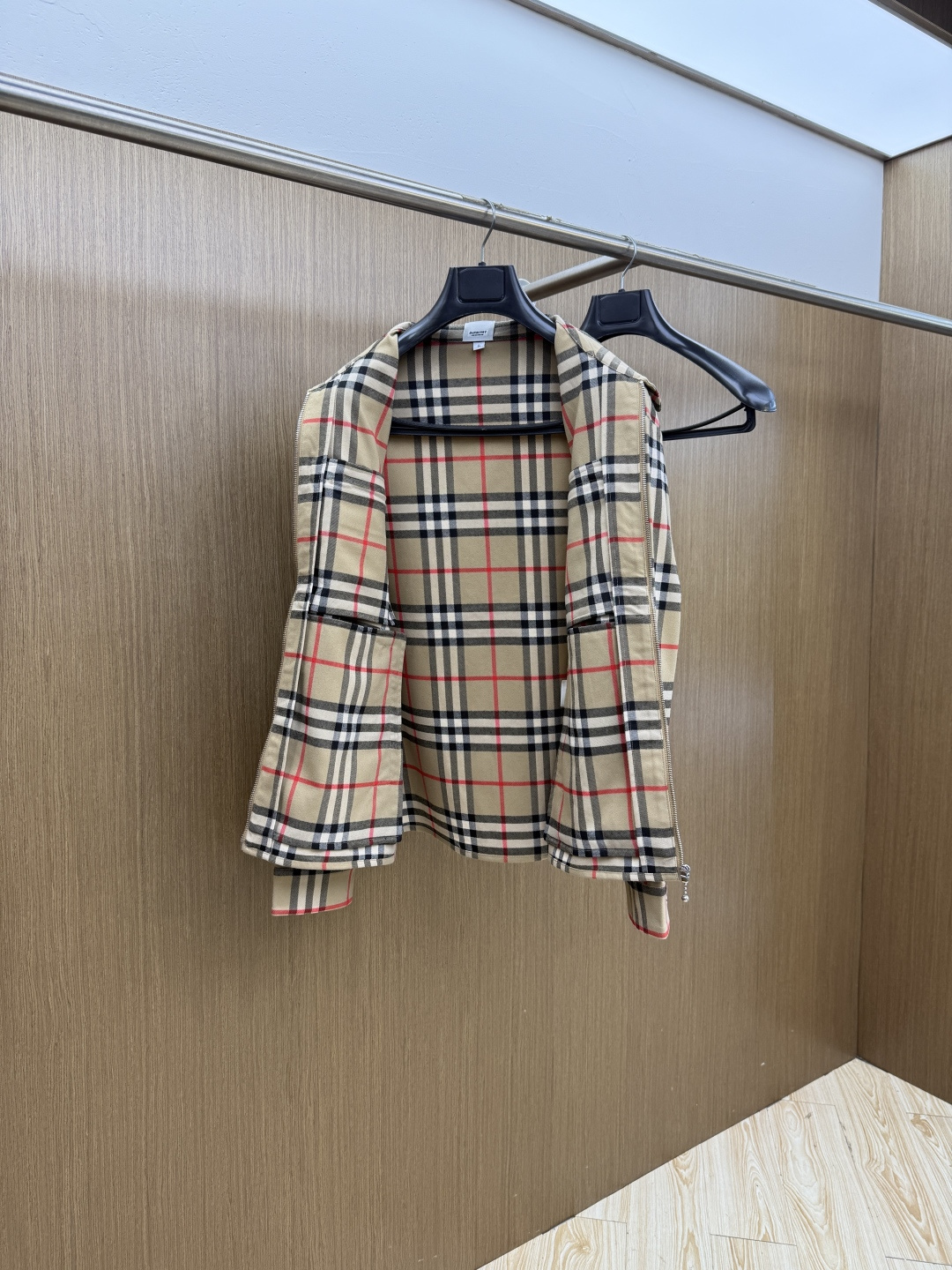 早春 Burberry 春款2026最新款时尚设计师款夹克外套.处处细节显工艺足够的高级 结构性剪裁的设