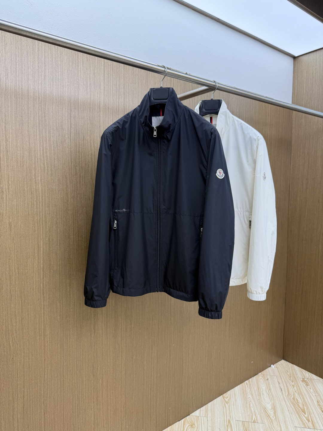 NO:756734,Early spring Moncler spring 2026 latest fashion designer down jacket. Every detail shows craftsmanship and enough advanced structural tailoring design changes to show men's diverse image changes. It is slim and neat, and tailored to meet the current popular multi-layered outfits. Versatile style for life. Code number 12345 Fmo,, jackets & coats, down jacket,19860909早春 Moncler 春款2026最新款时尚设计师款羽绒外套.处处细节显工艺足够的高级结构性剪裁的设计改变来展现男士多样的形象变化,修身利落、剪裁合体,满足时下正流行的多层次穿搭,生活百搭款式 码数12345  Fmo,,jackets & coats,down jacket,,Men's clothing