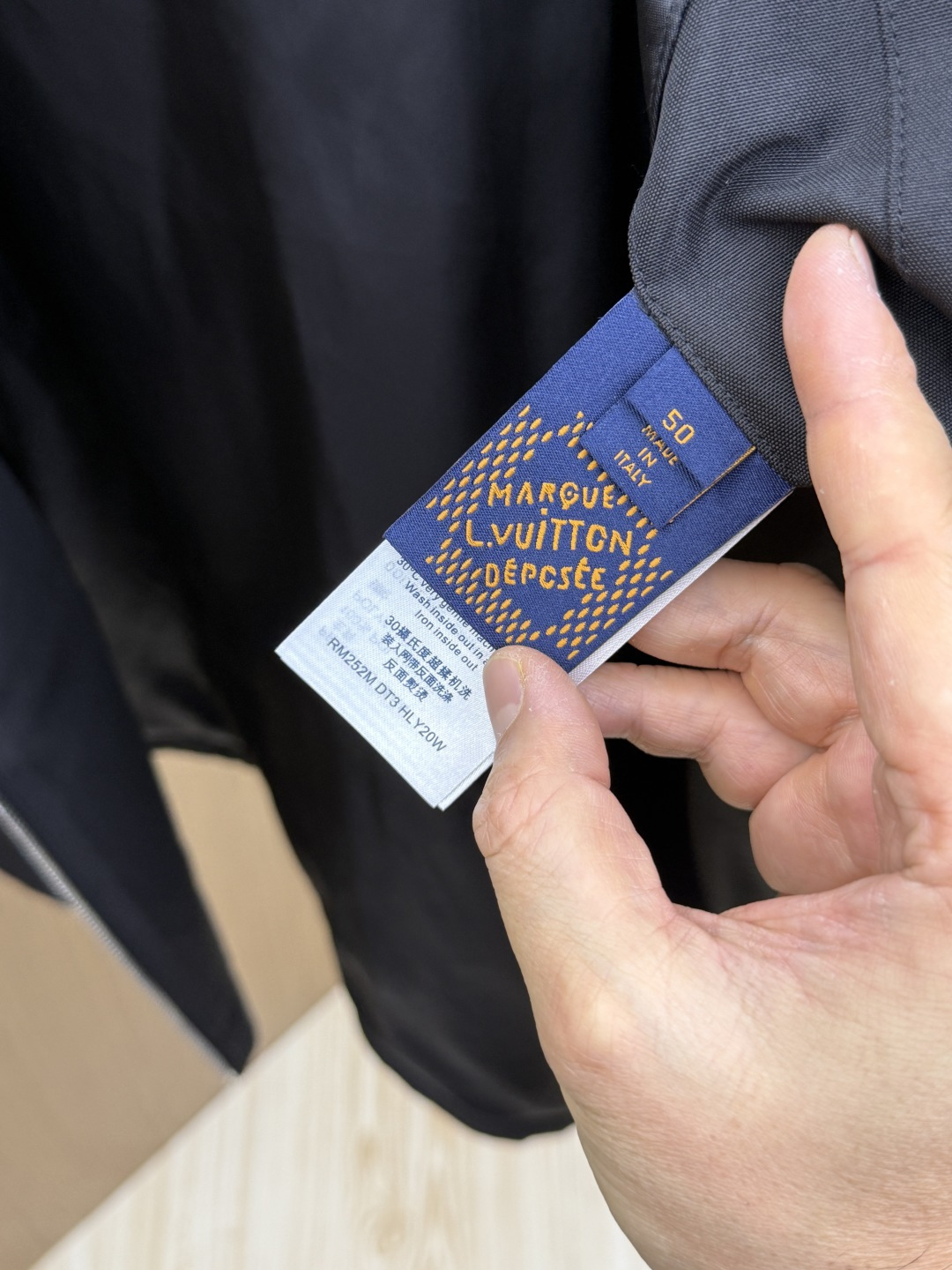 早春 LV 春款2026最新款时尚设计师款夹克外套.处处细节显工艺足够的高级 结构性剪裁的设计改变来展现