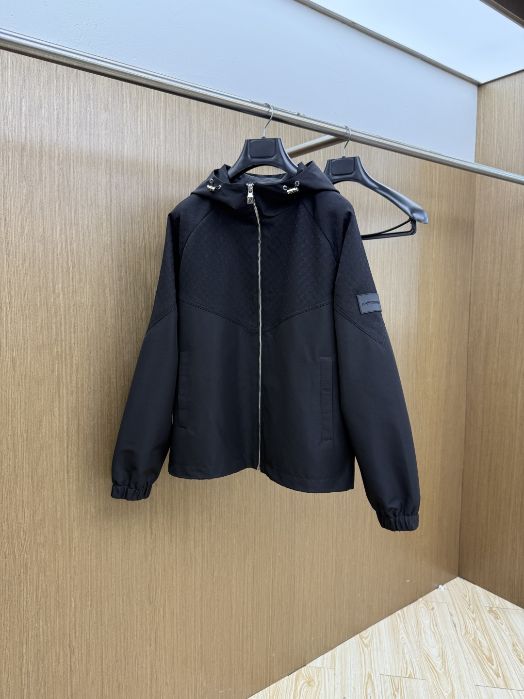 NO:756736,Early spring LV spring 2026 latest fashion designer jacket. Every detail shows craftsmanship. The design changes are enough high-end structural tailoring to show men's diverse image changes. They are slim and neat, and tailored to meet the current popular multi-layered wear. Versatile style for life. Size 48-56 fmo,, louis vuitton, jackets & coats, jackets & coats,19860909早春 LV 春款2026最新款时尚设计师款夹克外套.处处细节显工艺足够的高级结构性剪裁的设计改变来展现男士多样的形象变化,修身利落、剪裁合体,满足时下正流行的多层次穿搭,生活百搭款式 码数48-56  fmo,,louis vuitton,jackets & coats,jackets & coats,,Men's clothing