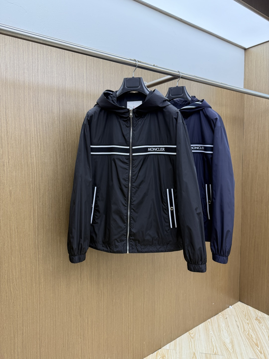 NO:756740,Early spring mon's new hooded lightweight jacket. The inner placket of this Olan jacket is decorated with a unique striped webbing design. It is a classic sports hooded design. It is made of fine soft fabrics and has both comfortable texture and functionality. The zipper closure and chest inlaid logo design are very novel and unique. It is very versatile for sports and leisure. It is a must-have style for spring and autumn. Size 48-56 (M-3XL) fmo,,jackets & coats,jackets & coats,hats,19860909早春 mon新款连帽轻盈夹克外套 这款Olan夹克的门襟内侧饰有独特条纹织带设计,经典运动连帽设计,采用细密柔软面料制成,兼具舒适质感和功能性.拉链式开合,胸围镶嵌式logi设计,款式非常新颖独特,运动与休闲非常百搭,是春秋的必备款式. 码数48-56（M-3XL）  fmo,,jackets & coats,jackets & coats,hats,,Men's clothing