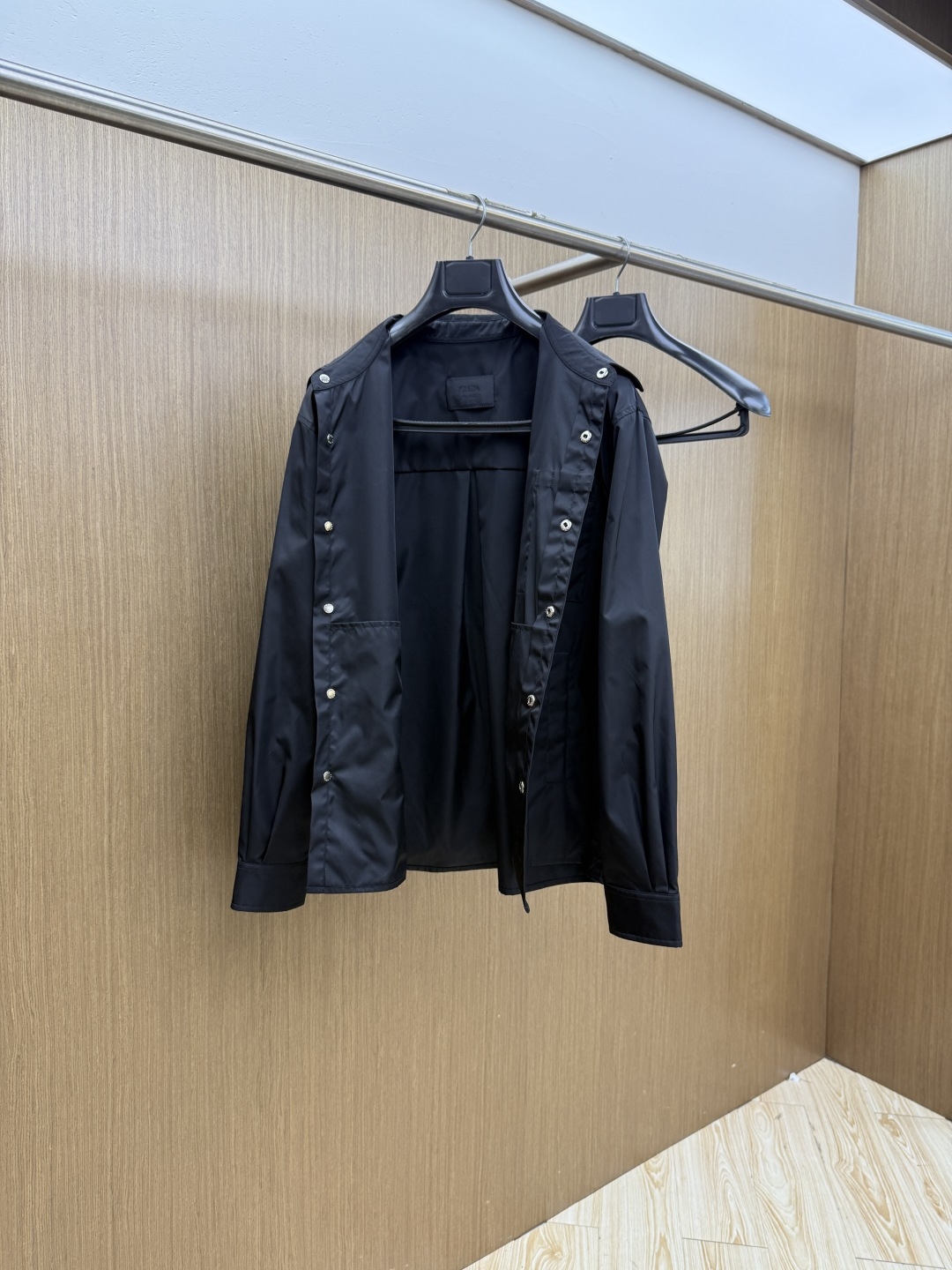早春 PRADA 春款2026最新款时尚设计师款夹克外套.处处细节显工艺足够的高级 结构性剪裁的设计改变