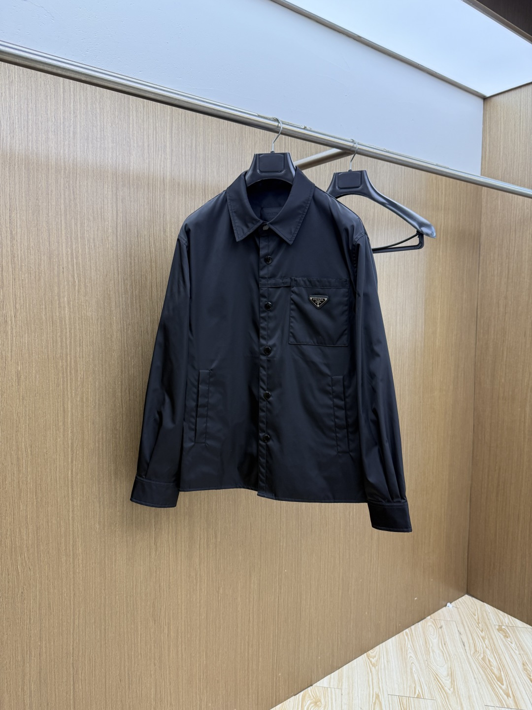 NO:756742,Early spring PRADA spring 2026 latest fashion designer jacket. Every detail shows craftsmanship, and the design changes are enough high-end structural tailoring to show men's diverse image changes. They are slim and neat, and tailored to meet the popular multi-layered wear. Versatile style for life. Code size 4856 fmo,, prada, jackets & coats, jackets & coats,19860909早春 PRADA 春款2026最新款时尚设计师款夹克外套.处处细节显工艺足够的高级结构性剪裁的设计改变来展现男士多样的形象变化,修身利落、剪裁合体,满足时下正流行的多层次穿搭,生活百搭款式 码数4856  fmo,,prada,jackets & coats,jackets & coats,,Men's clothing